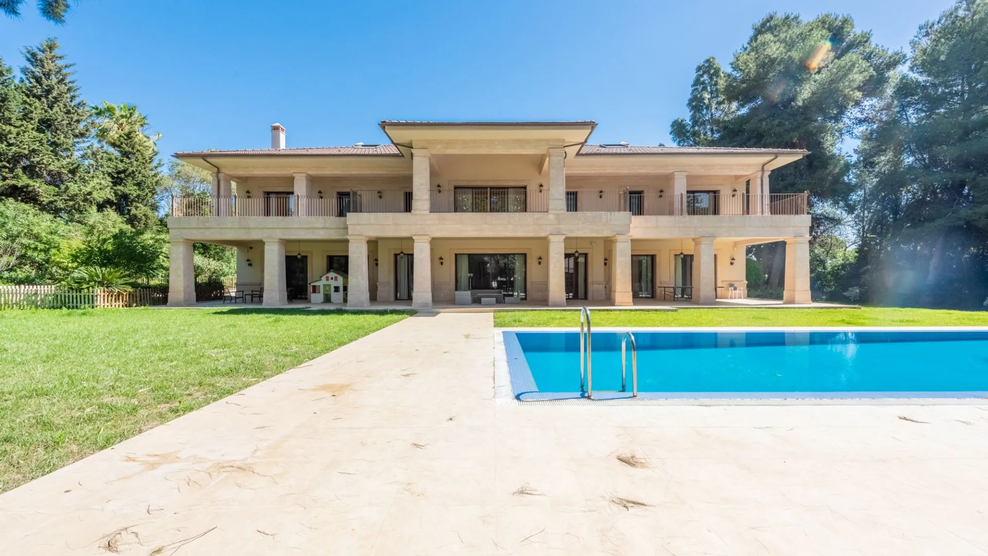 Villa for sale in Guadalmina Baja