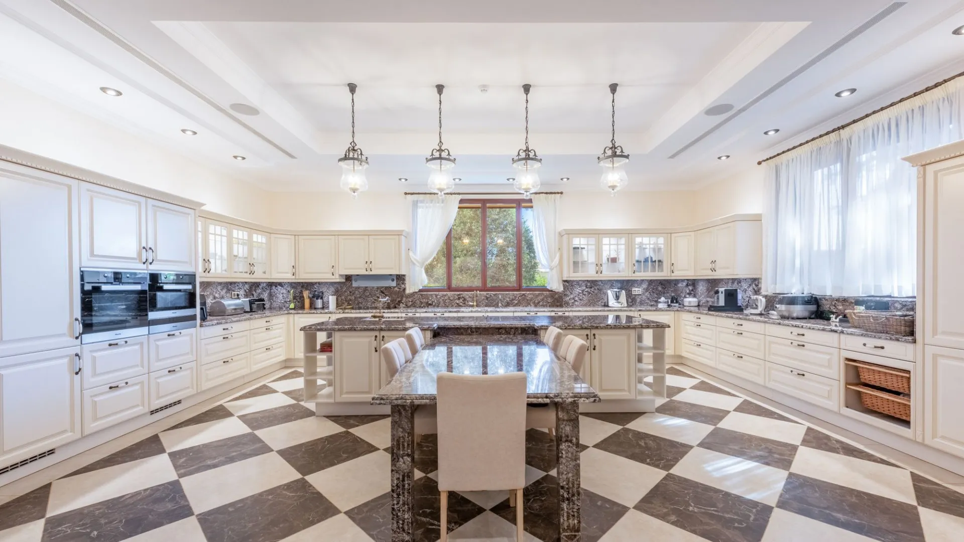 Villa for sale in Guadalmina Baja