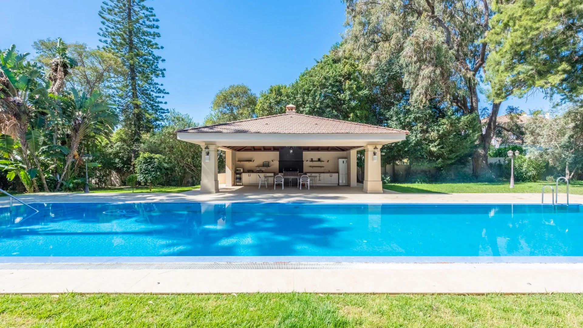 Villa for sale in Guadalmina Baja