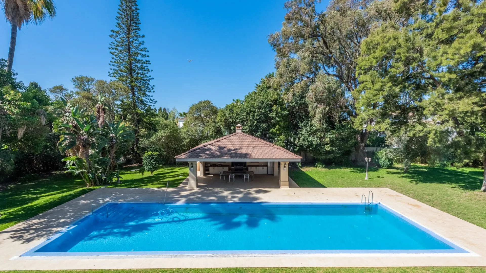 Villa for sale in Guadalmina Baja