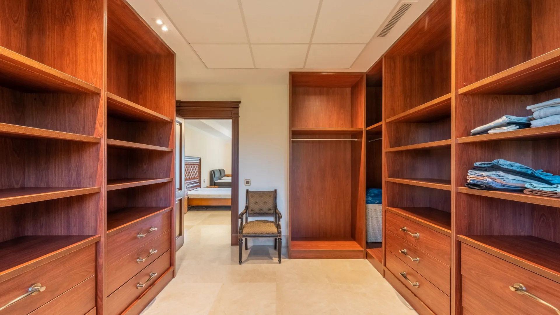 Villa for sale in Guadalmina Baja