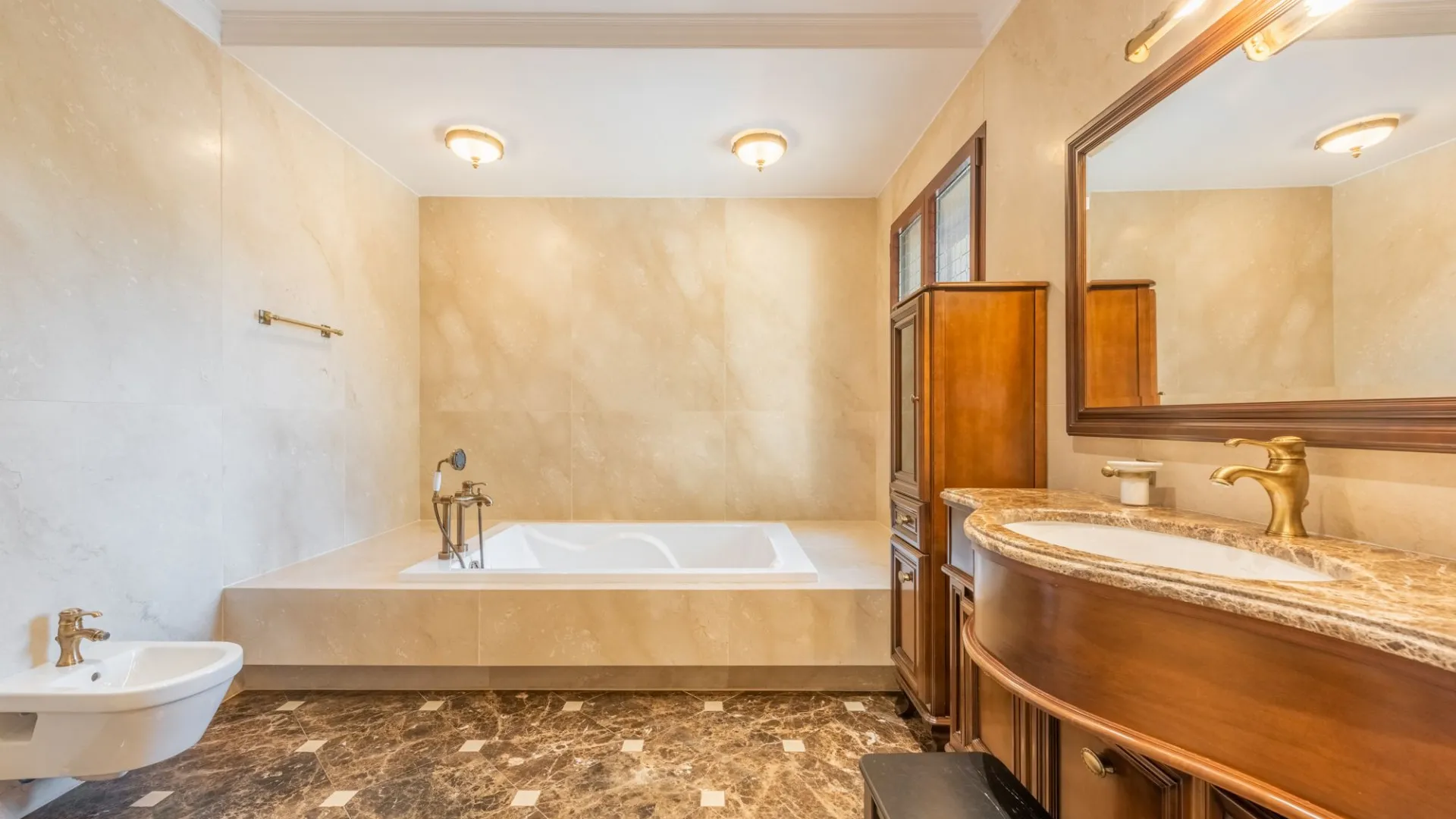 Villa for sale in Guadalmina Baja