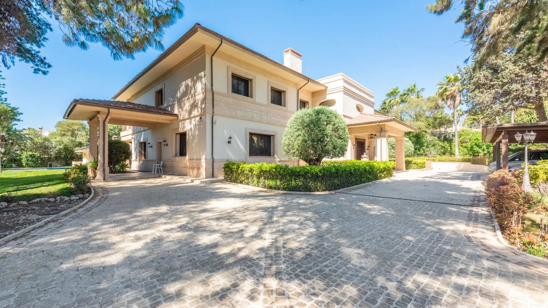 Villa for sale in Guadalmina Baja