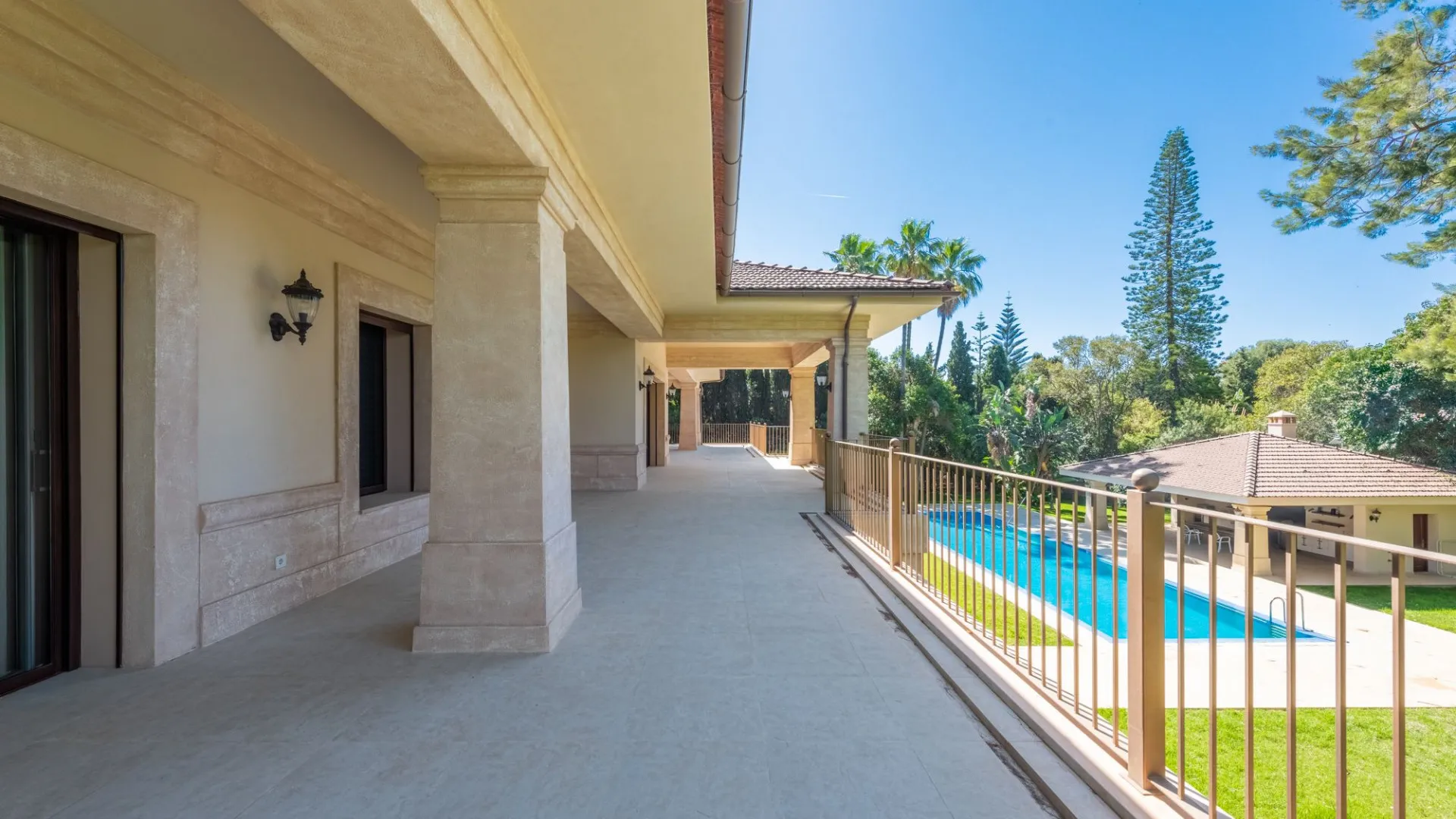 Villa for sale in Guadalmina Baja