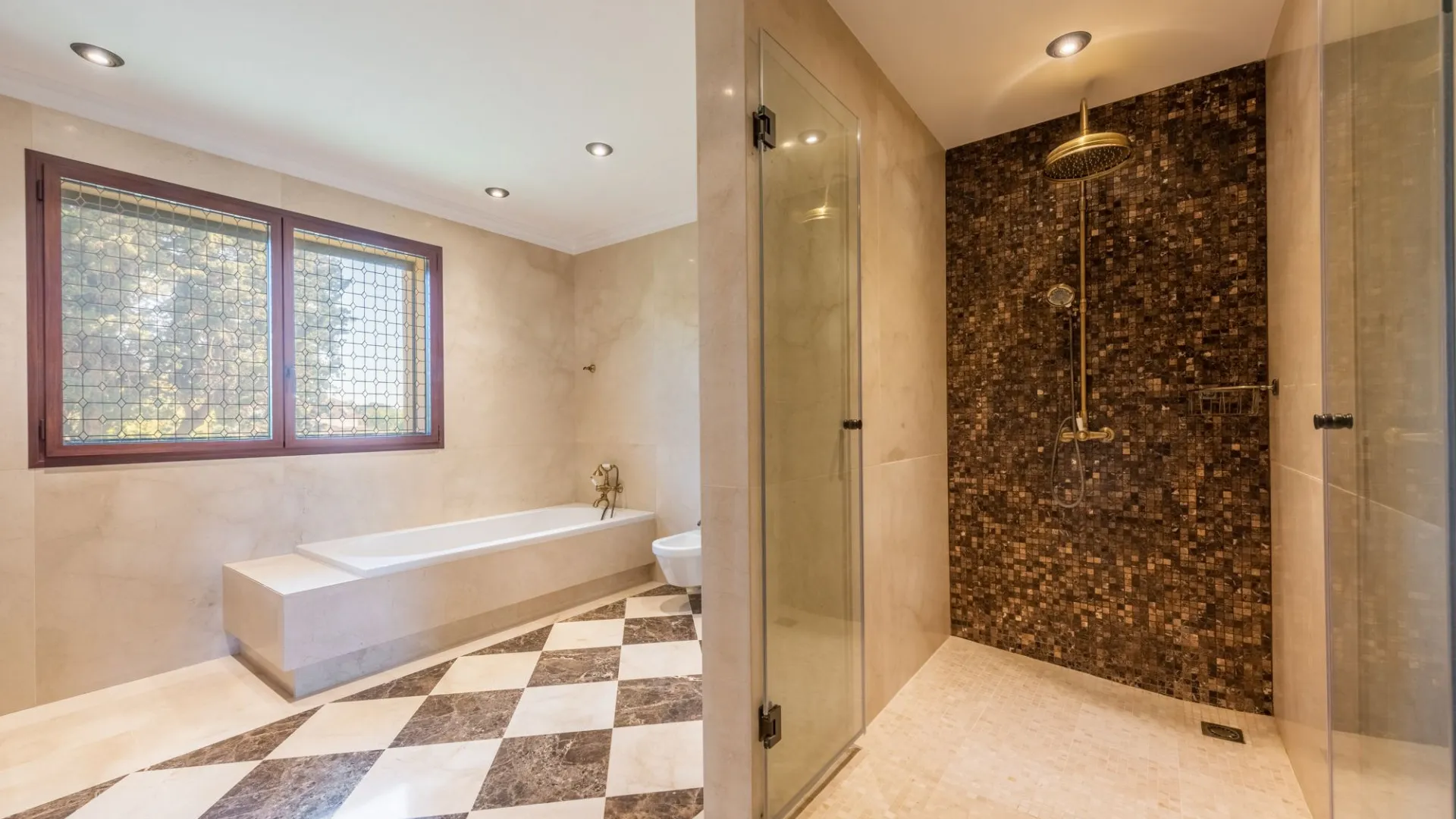 Villa for sale in Guadalmina Baja