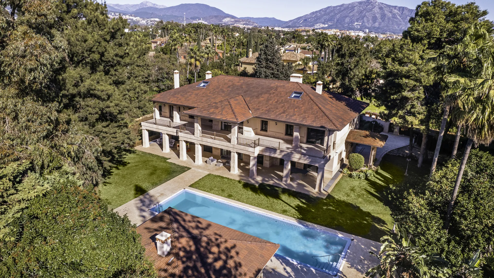 Villa for sale in Guadalmina Baja