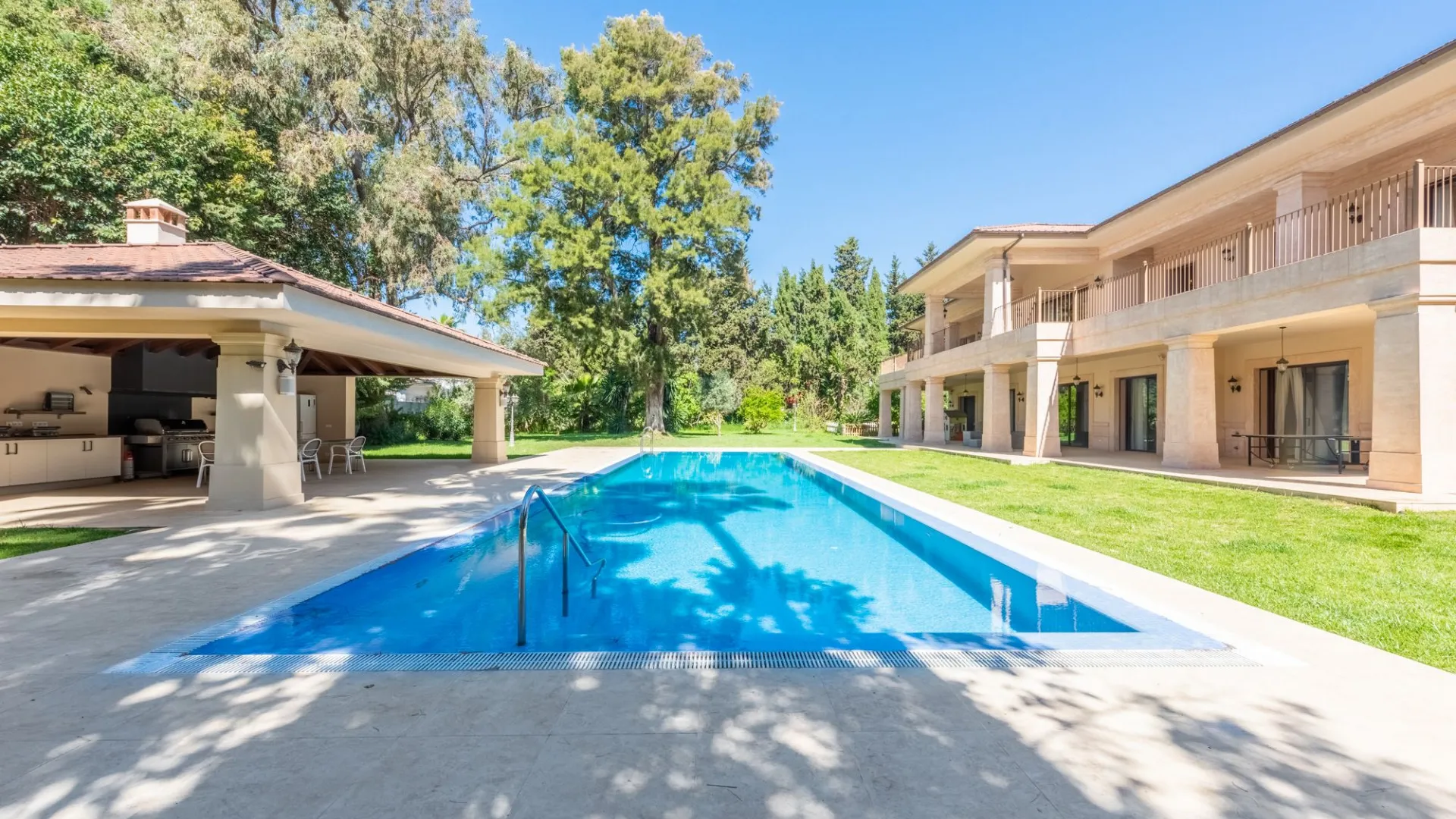 Villa for sale in Guadalmina Baja