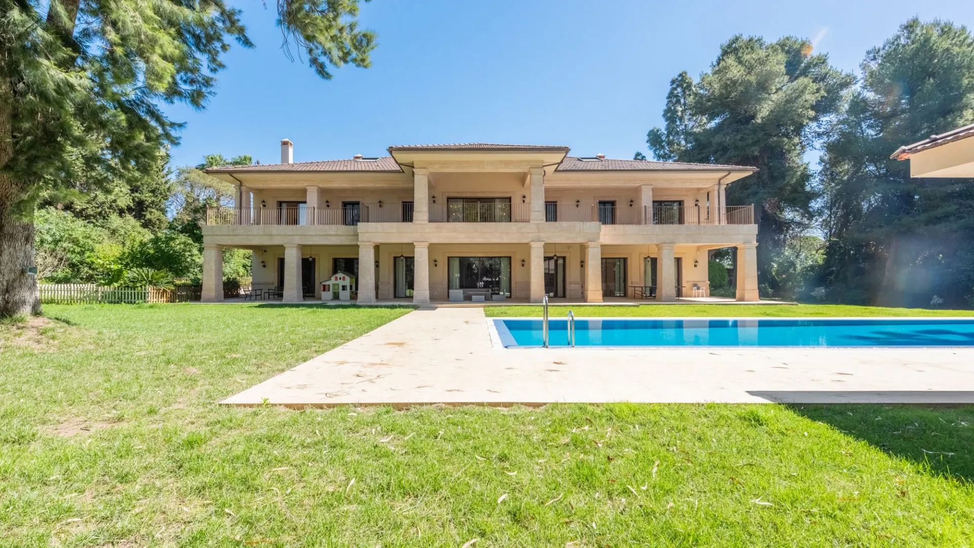 Villa for sale in Guadalmina Baja