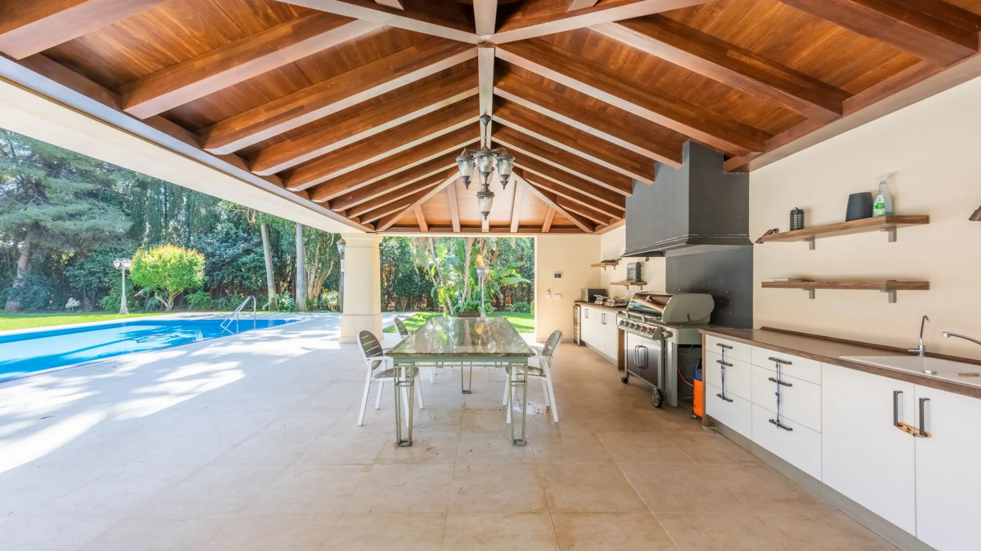 Villa for sale in Guadalmina Baja