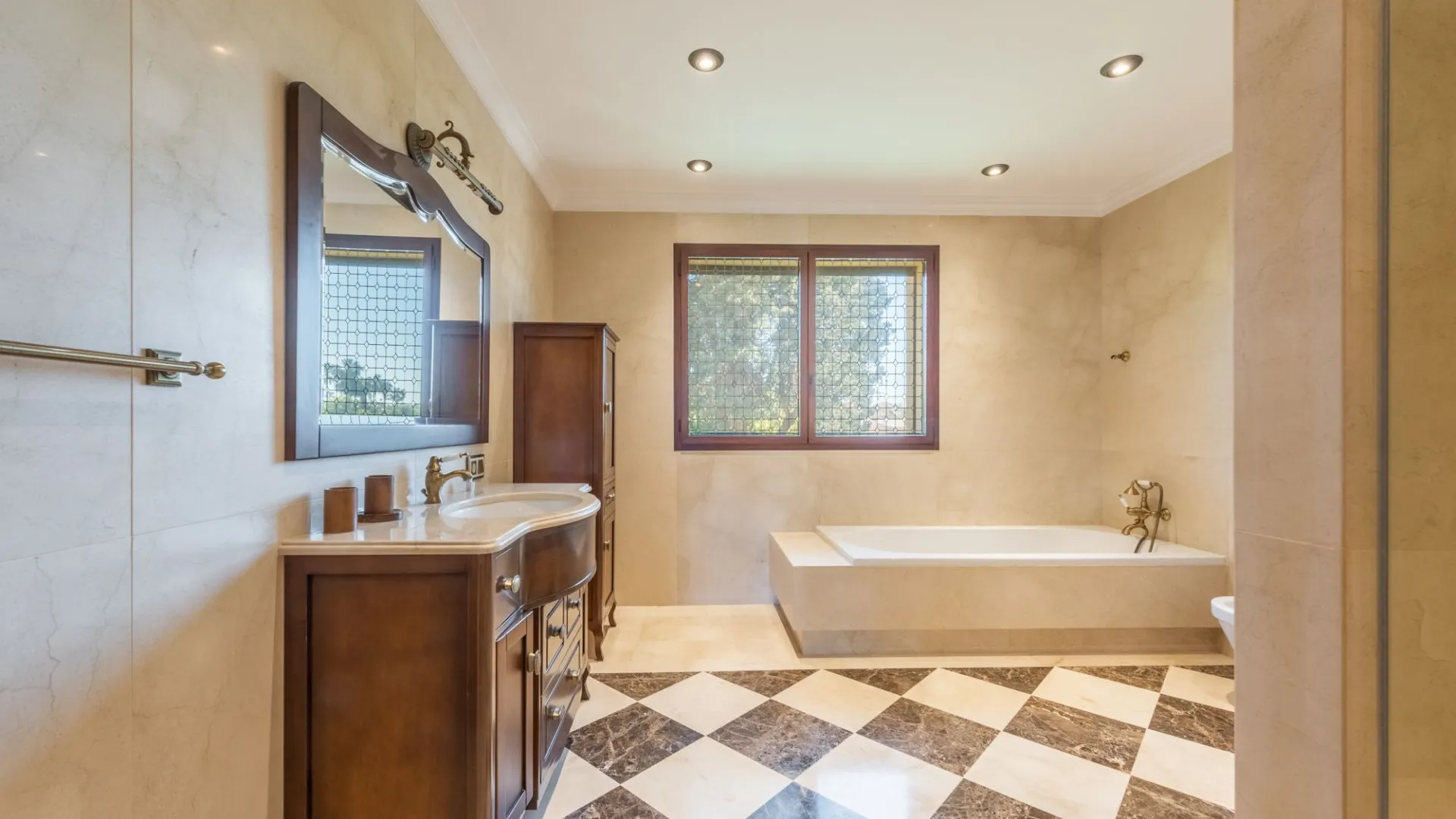 Villa for sale in Guadalmina Baja