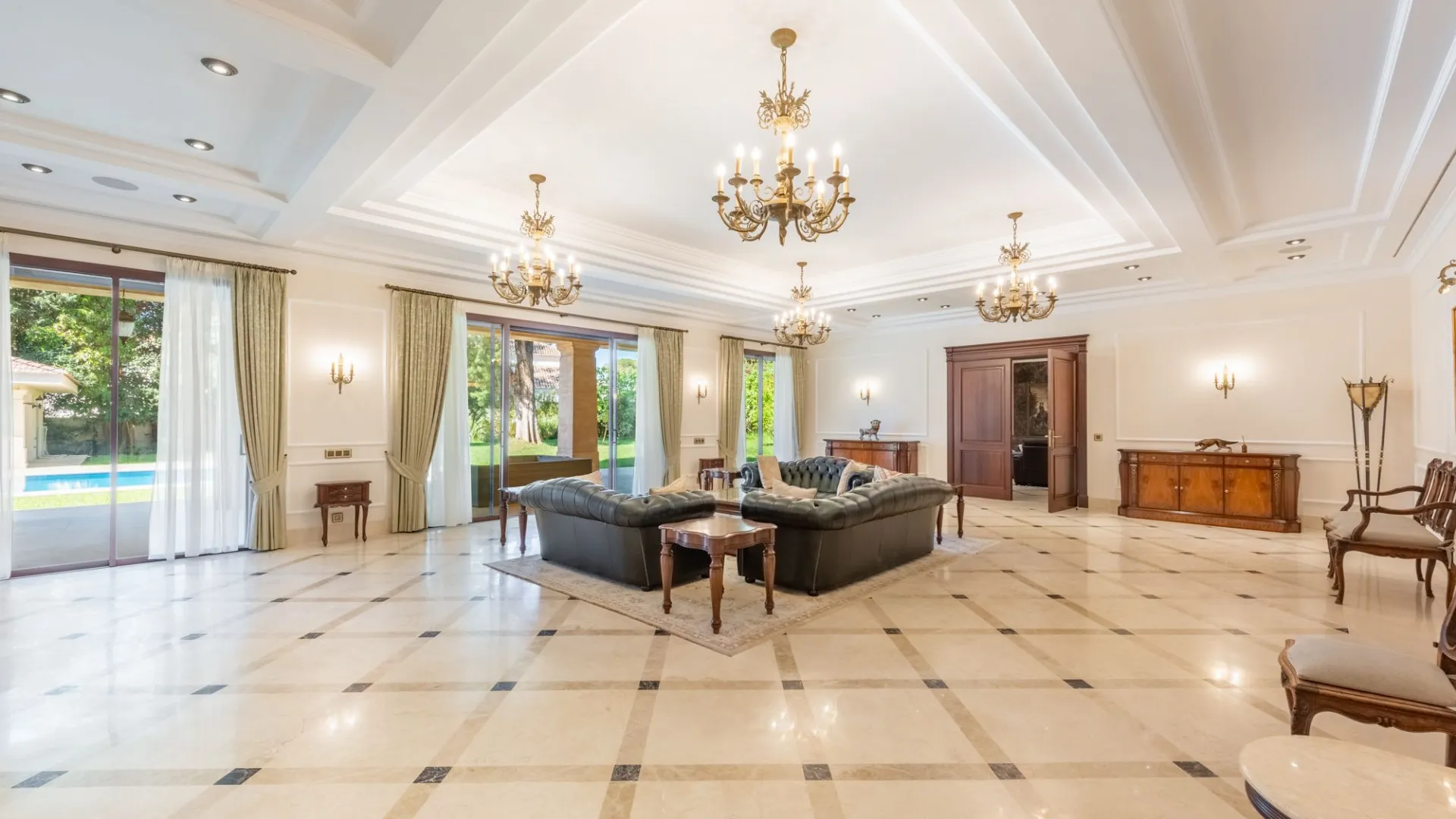 Villa for sale in Guadalmina Baja