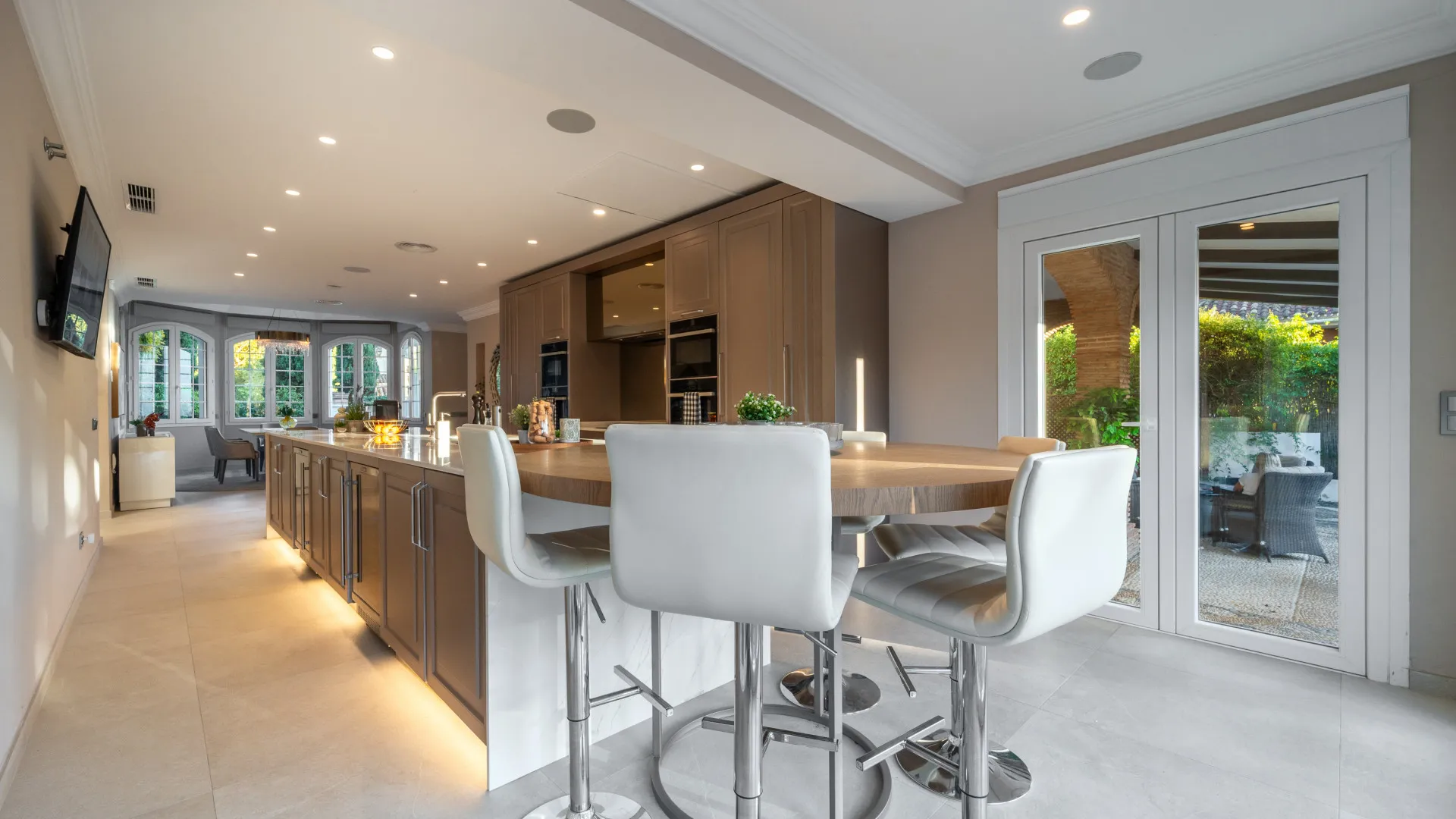 5 bedrooms villa in Aloha for sale