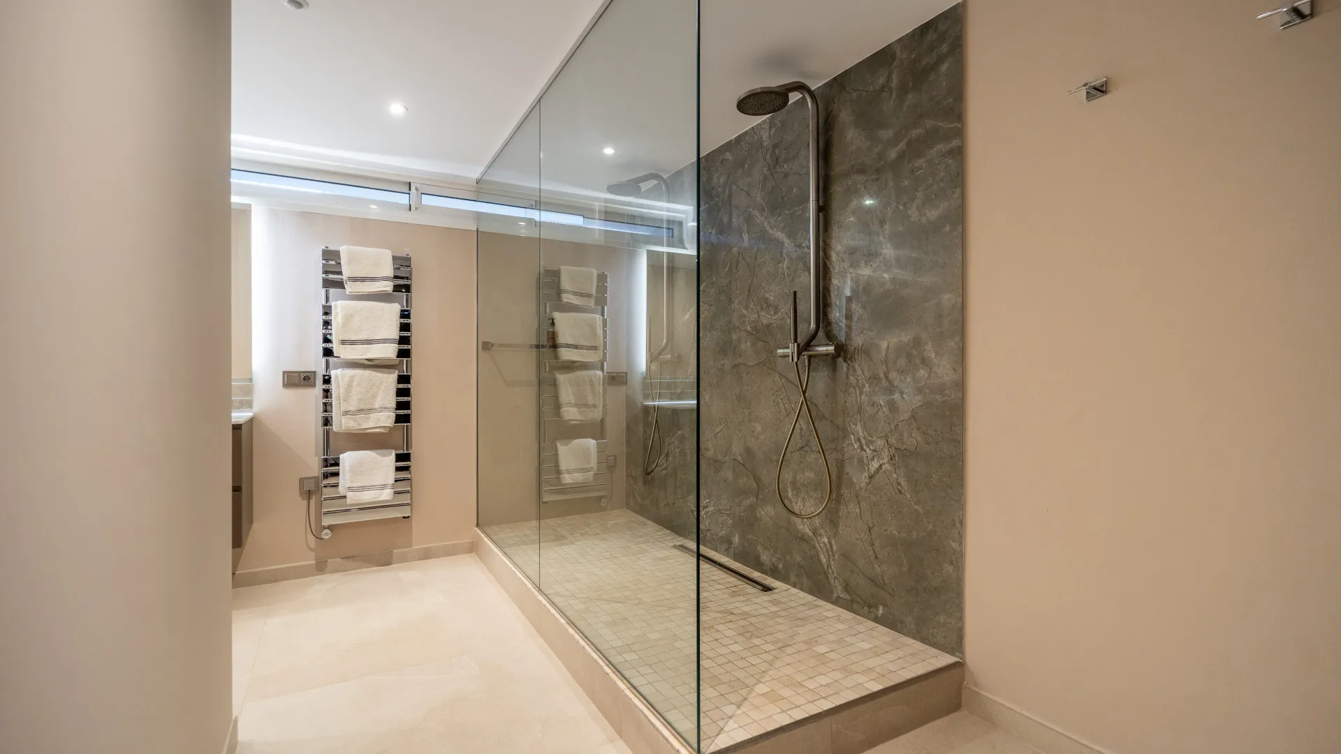 5 bedrooms villa in Aloha for sale