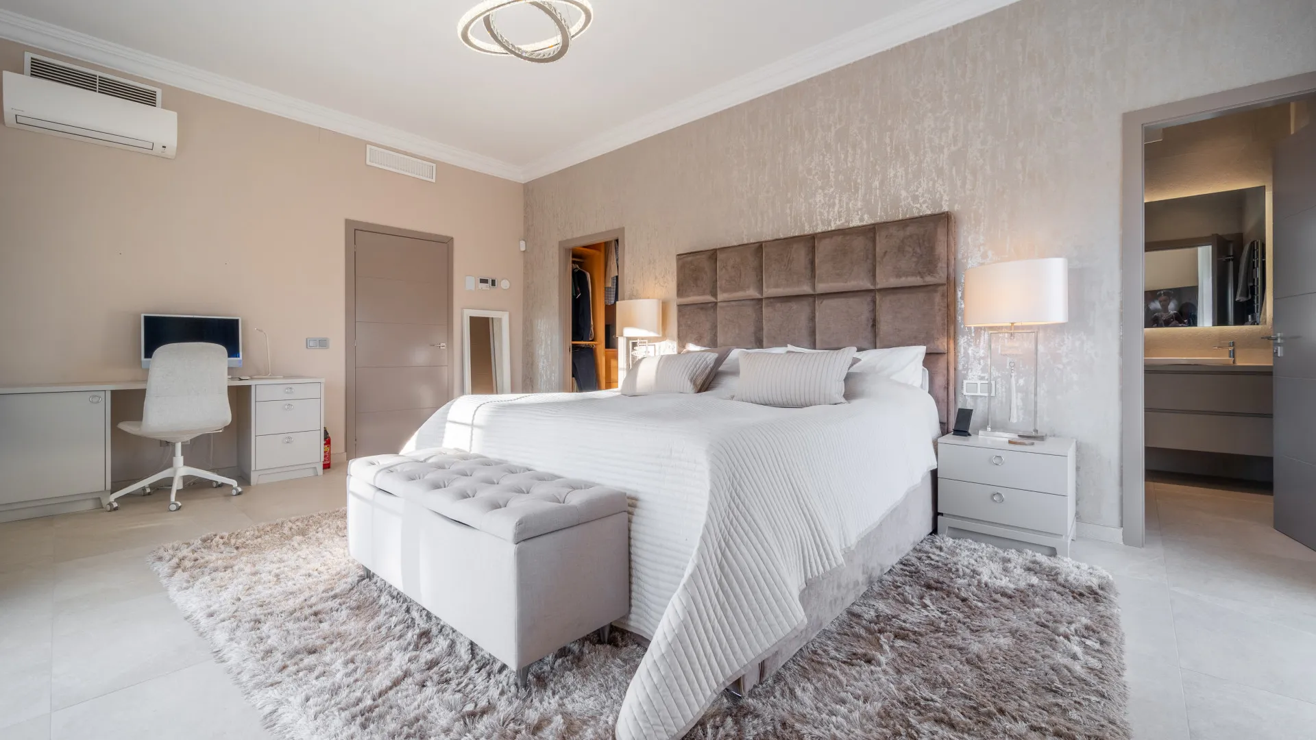 5 bedrooms villa in Aloha for sale