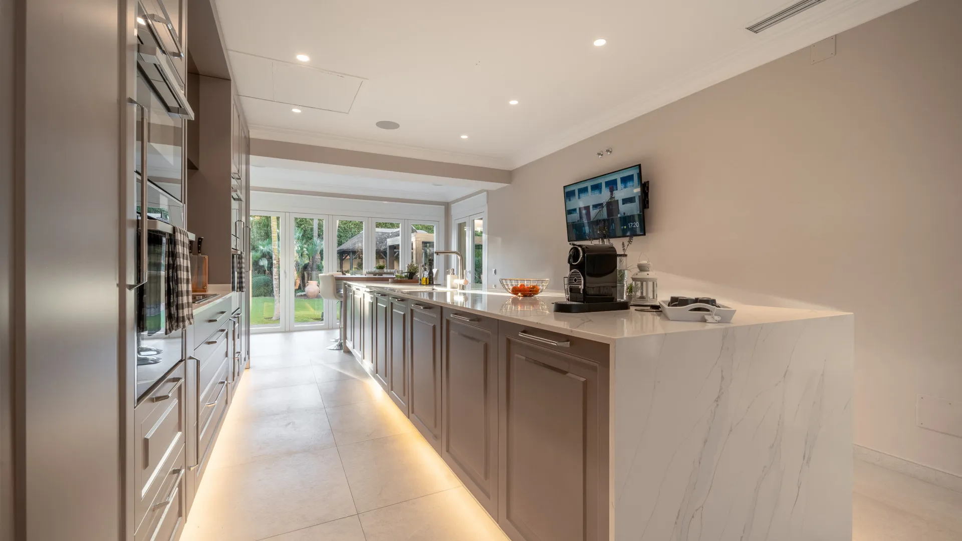 5 bedrooms villa in Aloha for sale