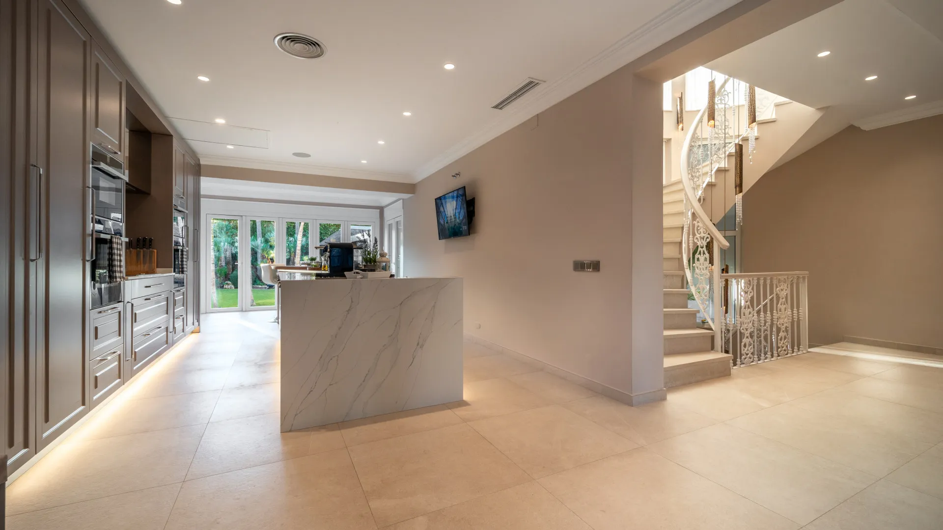 5 bedrooms villa in Aloha for sale