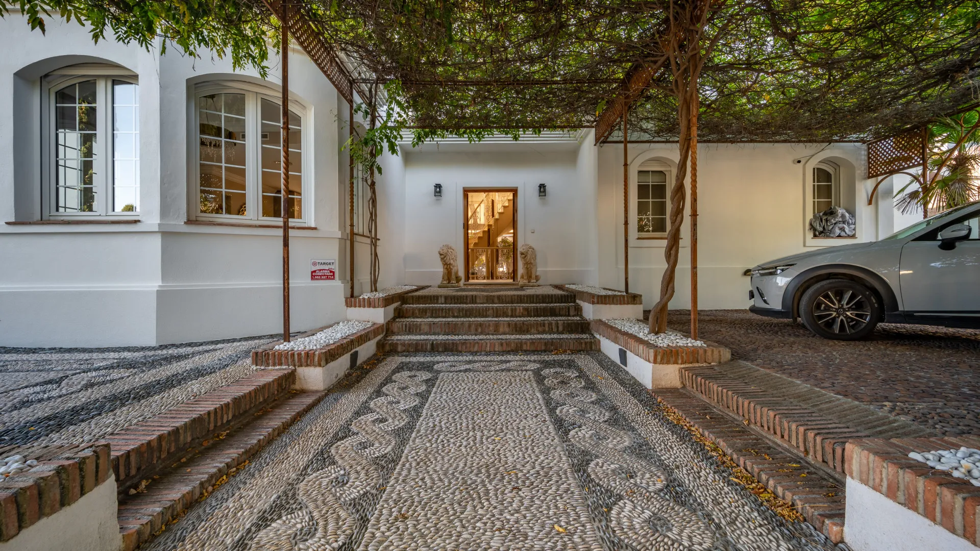 5 bedrooms villa in Aloha for sale