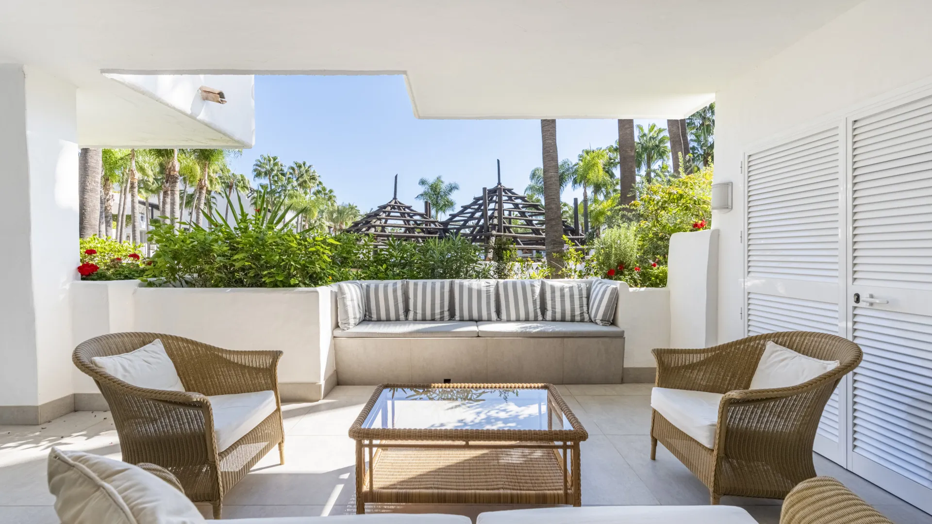 Ground floor apartment with 3 bedrooms for sale in Marina Puente Romano