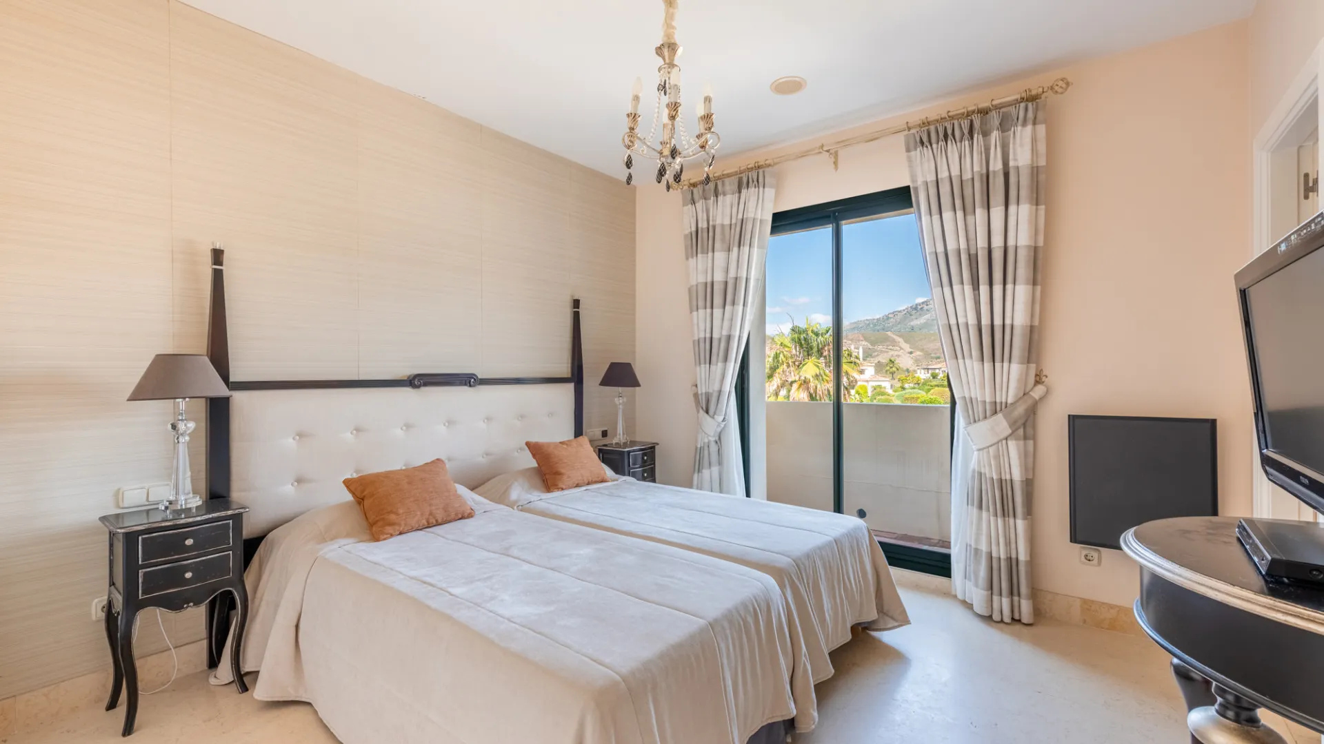 Buy duplex penthouse in Los Capanes del Golf