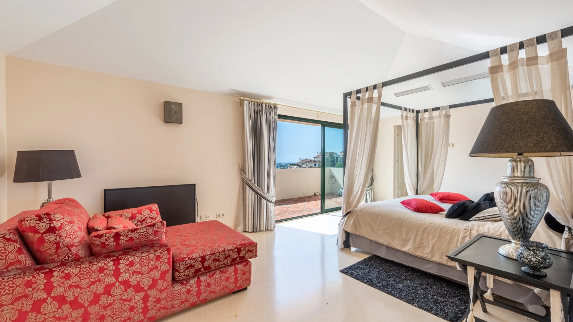 Buy duplex penthouse in Los Capanes del Golf