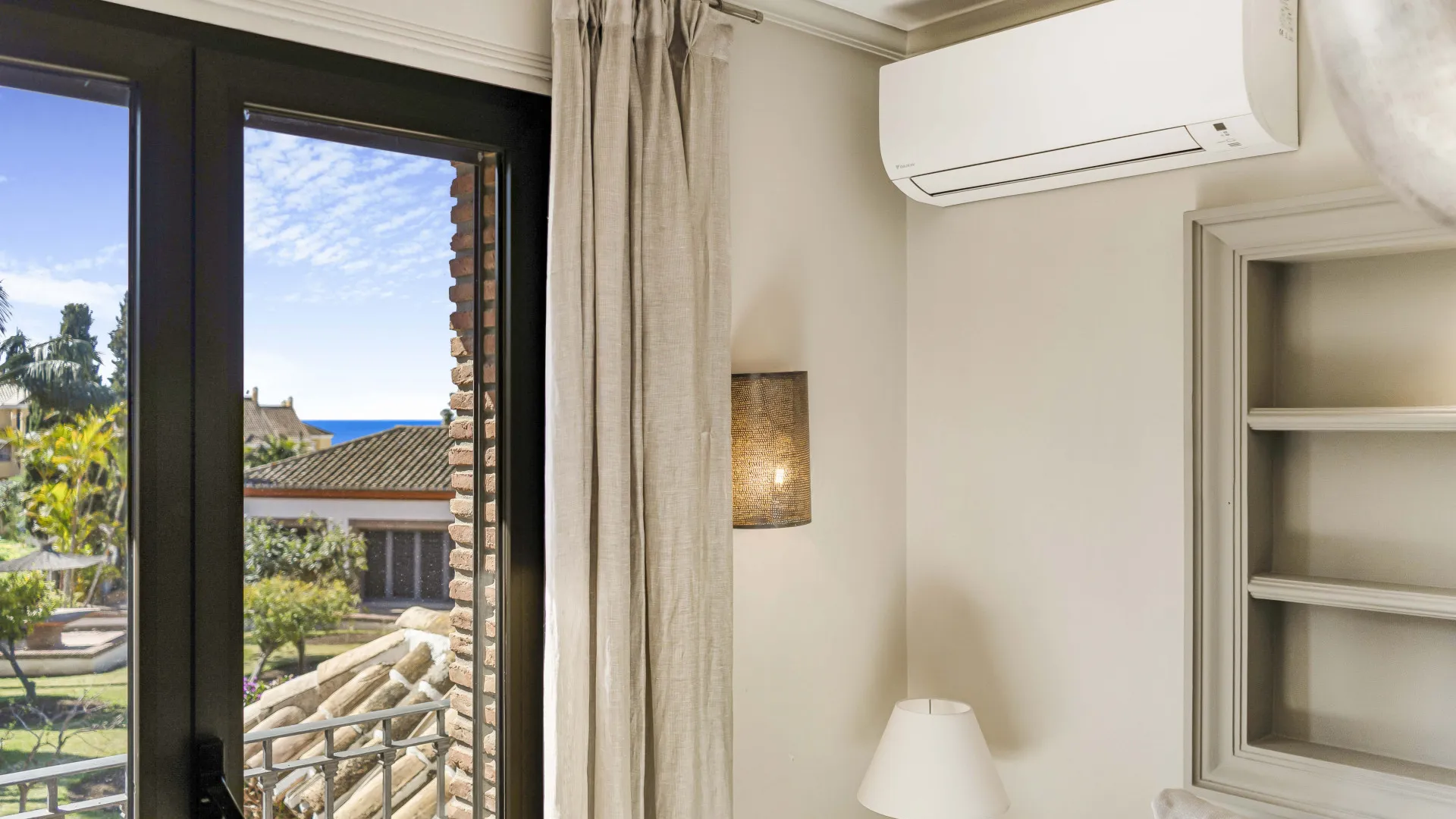 Comprar villa de 4 dormitorios en Costabella