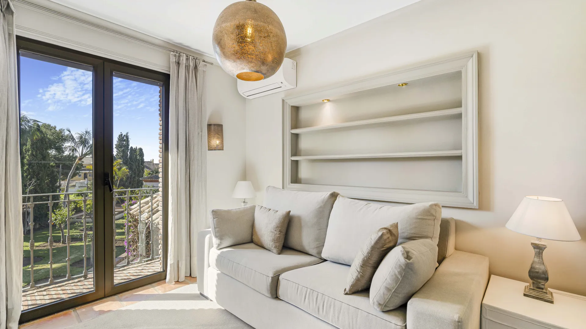 Comprar villa de 4 dormitorios en Costabella