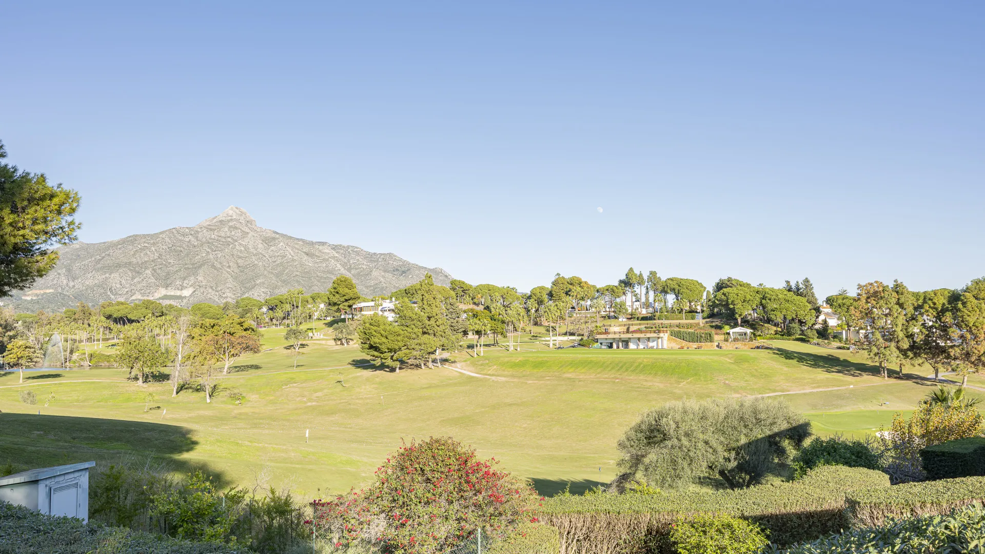 Buy town house with 3 bedrooms in Nueva Andalucia