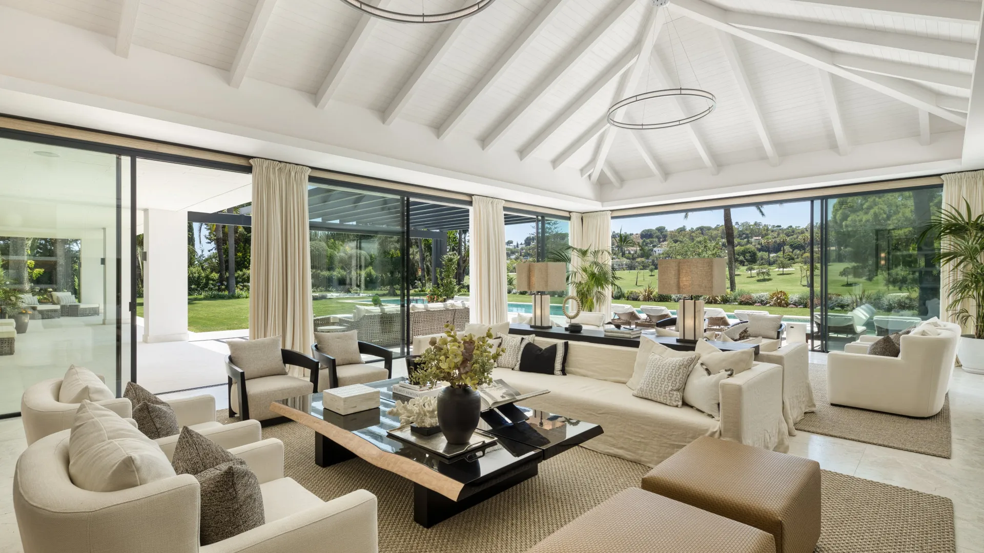 Villa for sale in Las Brisas