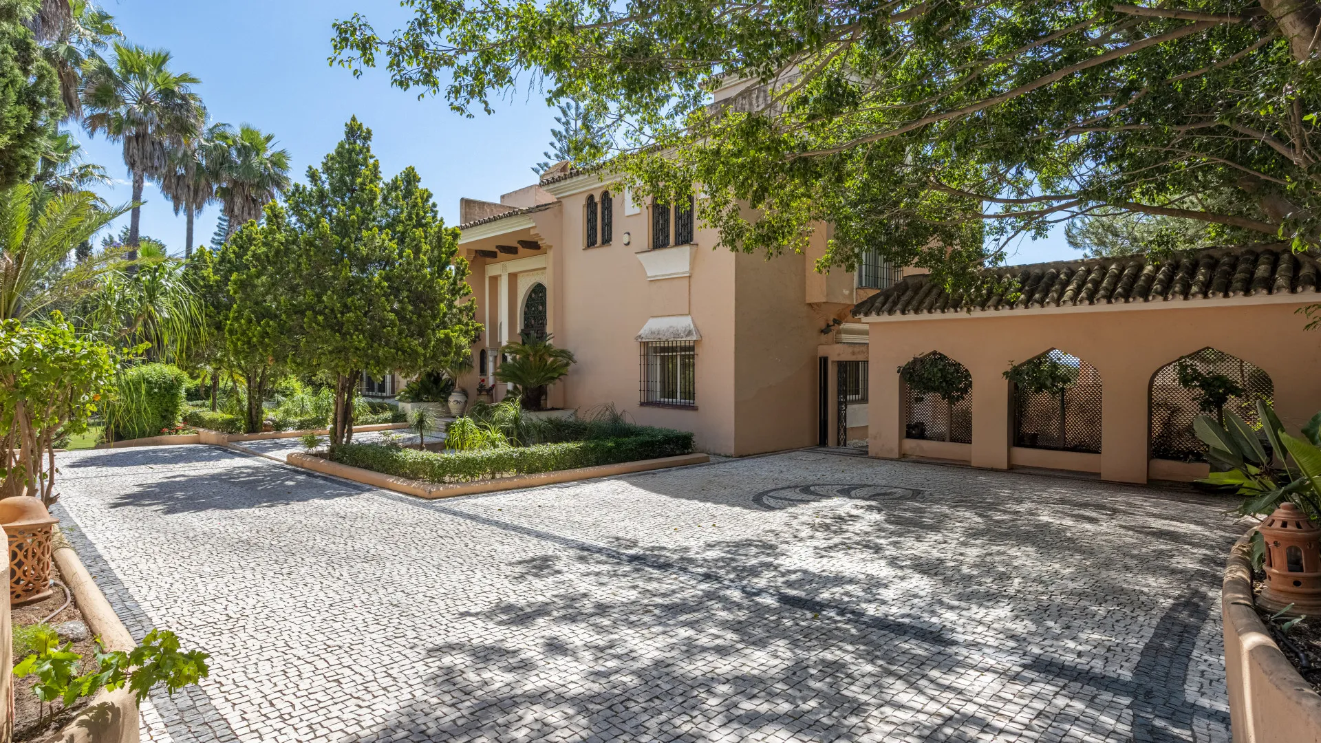 Buy villa in Estepona