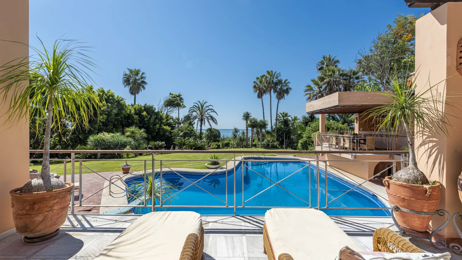 Buy villa in Estepona