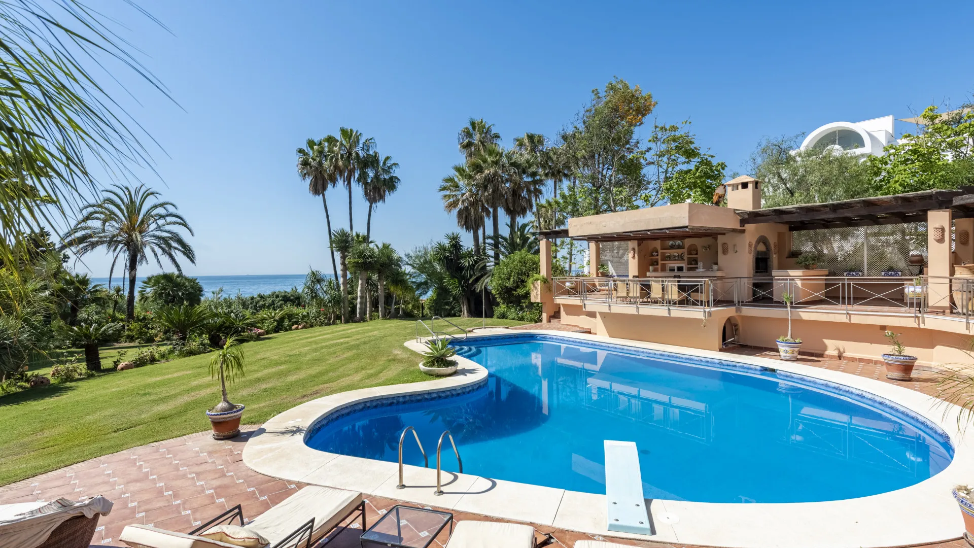 Buy villa in Estepona