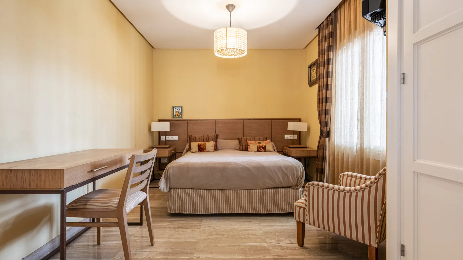 Buy villa in Estepona