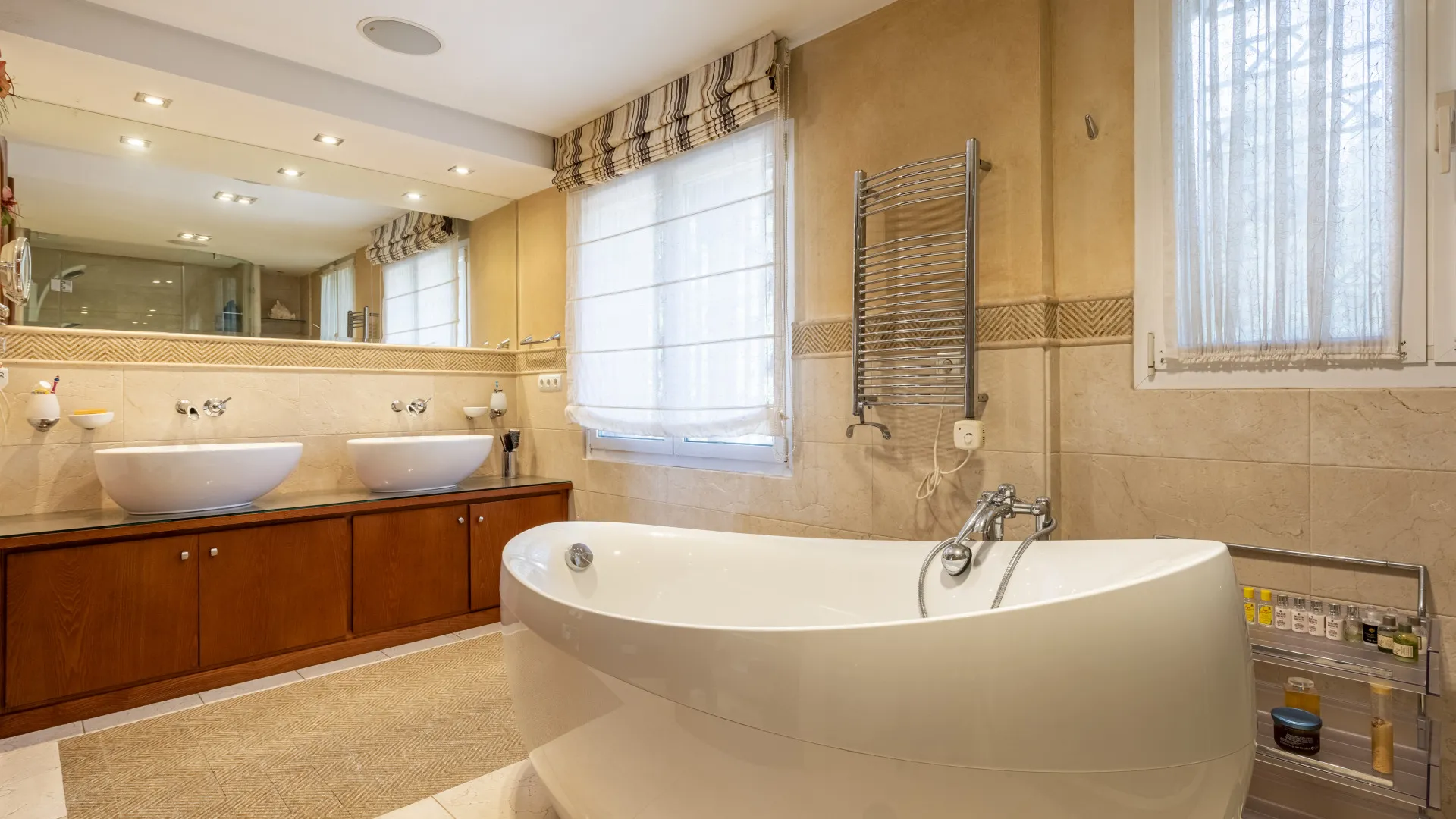 Buy villa in Estepona