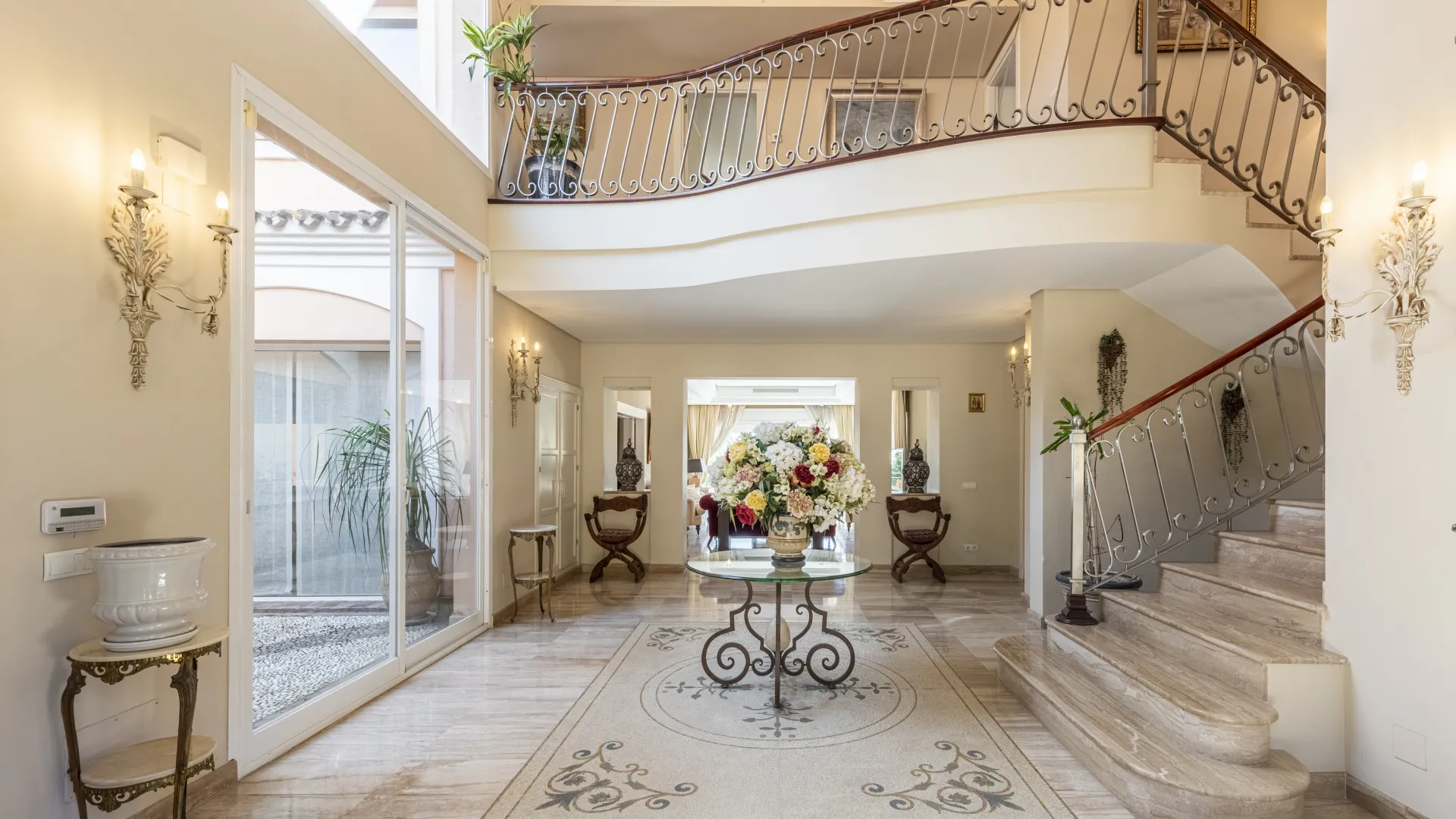 Buy villa in Estepona