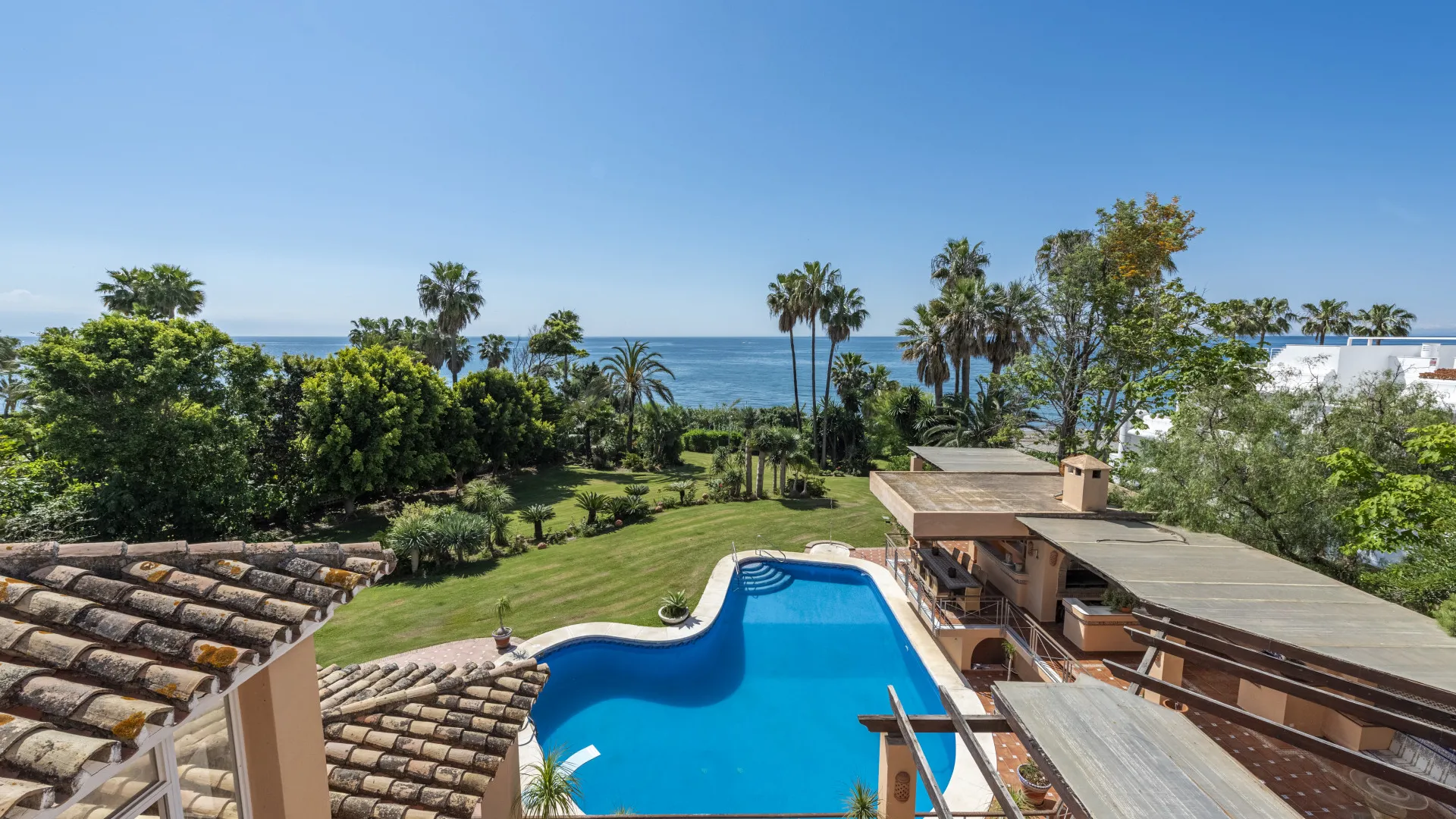 Buy villa in Estepona