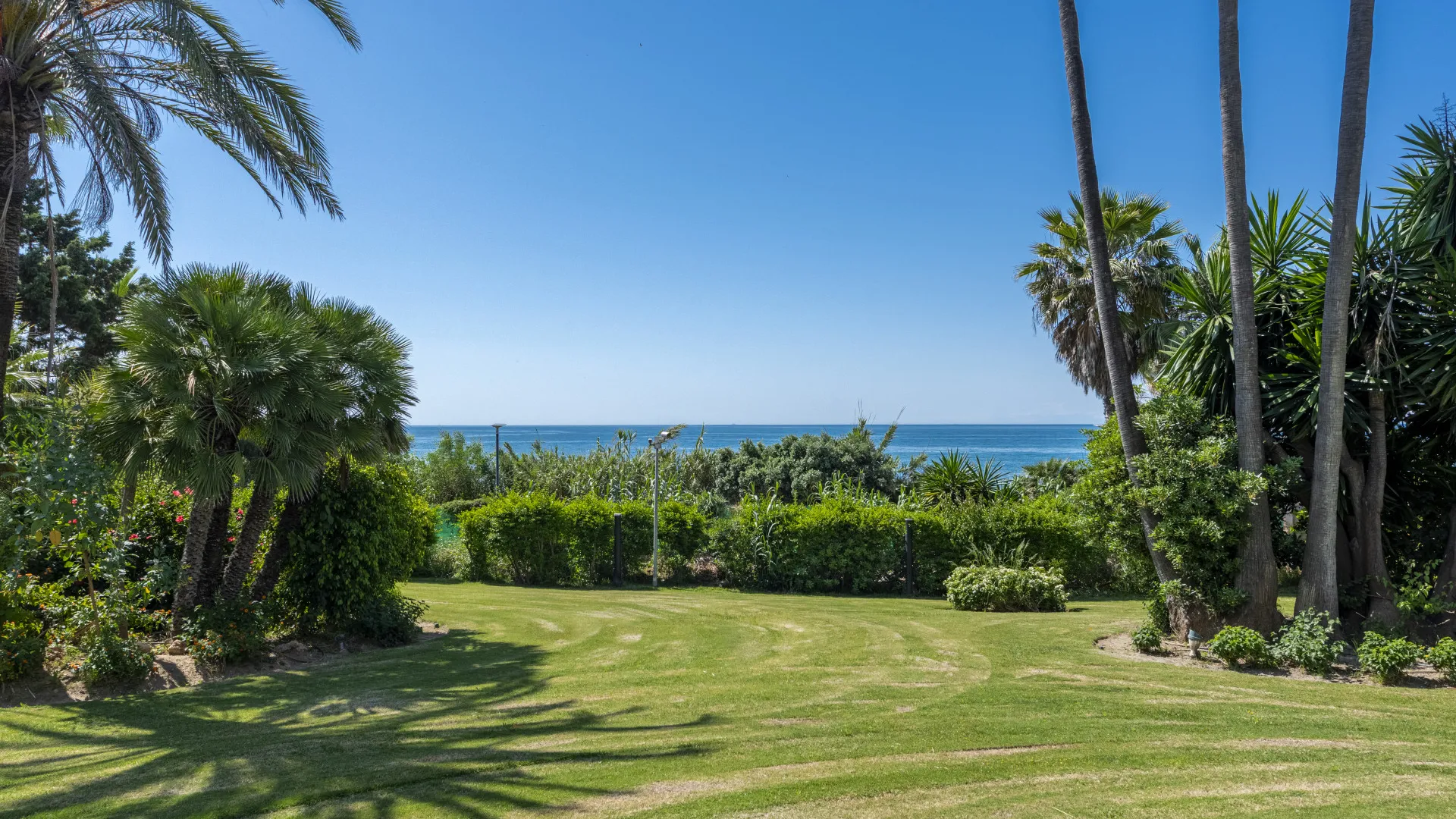 Buy villa in Estepona