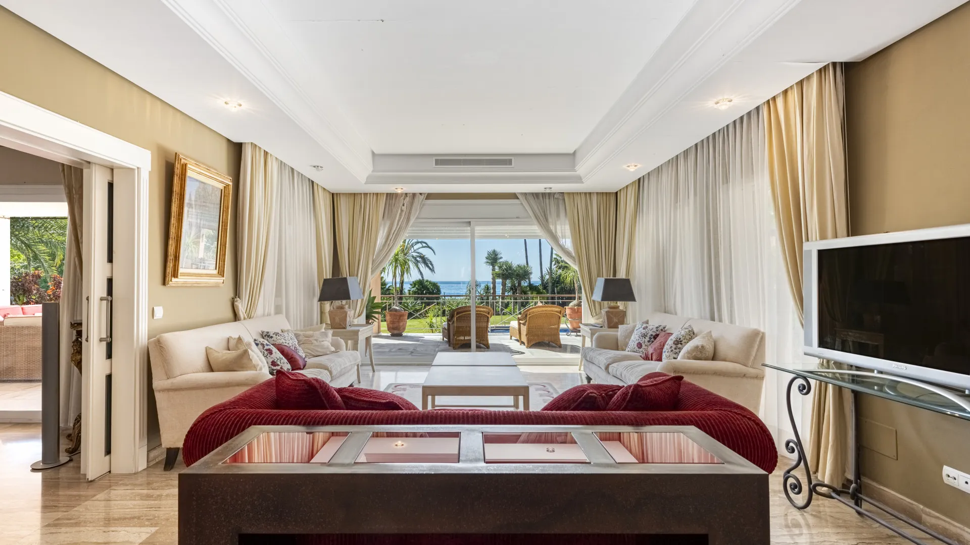 Buy villa in Estepona