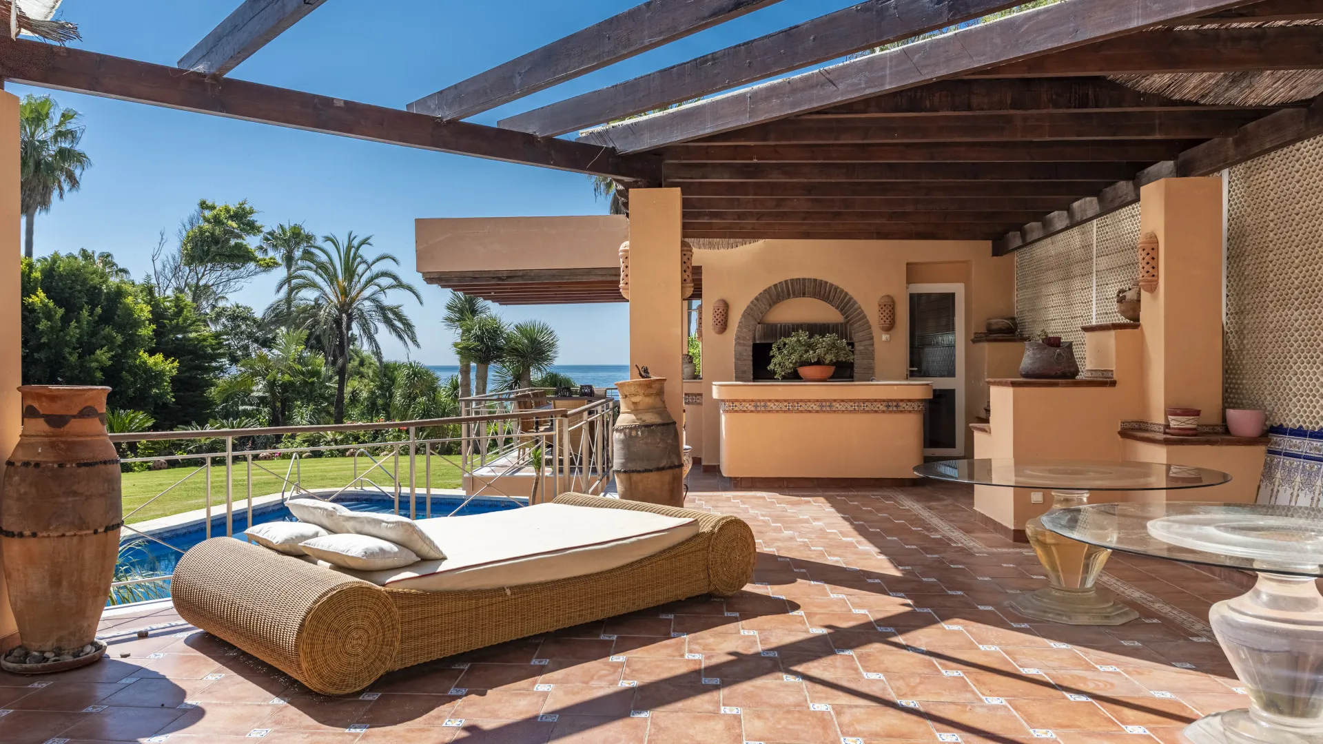 Buy villa in Estepona