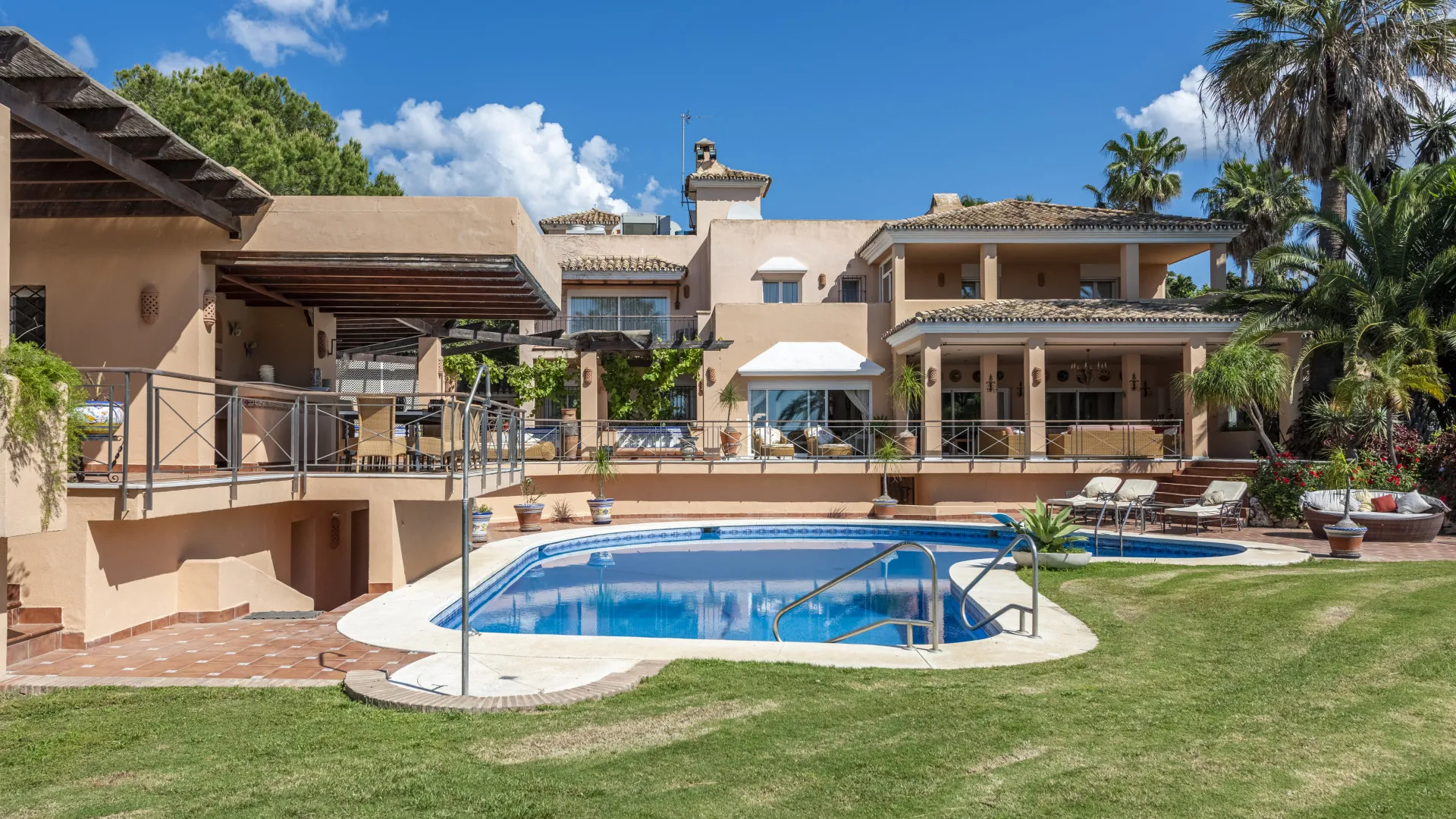 Buy villa in Estepona