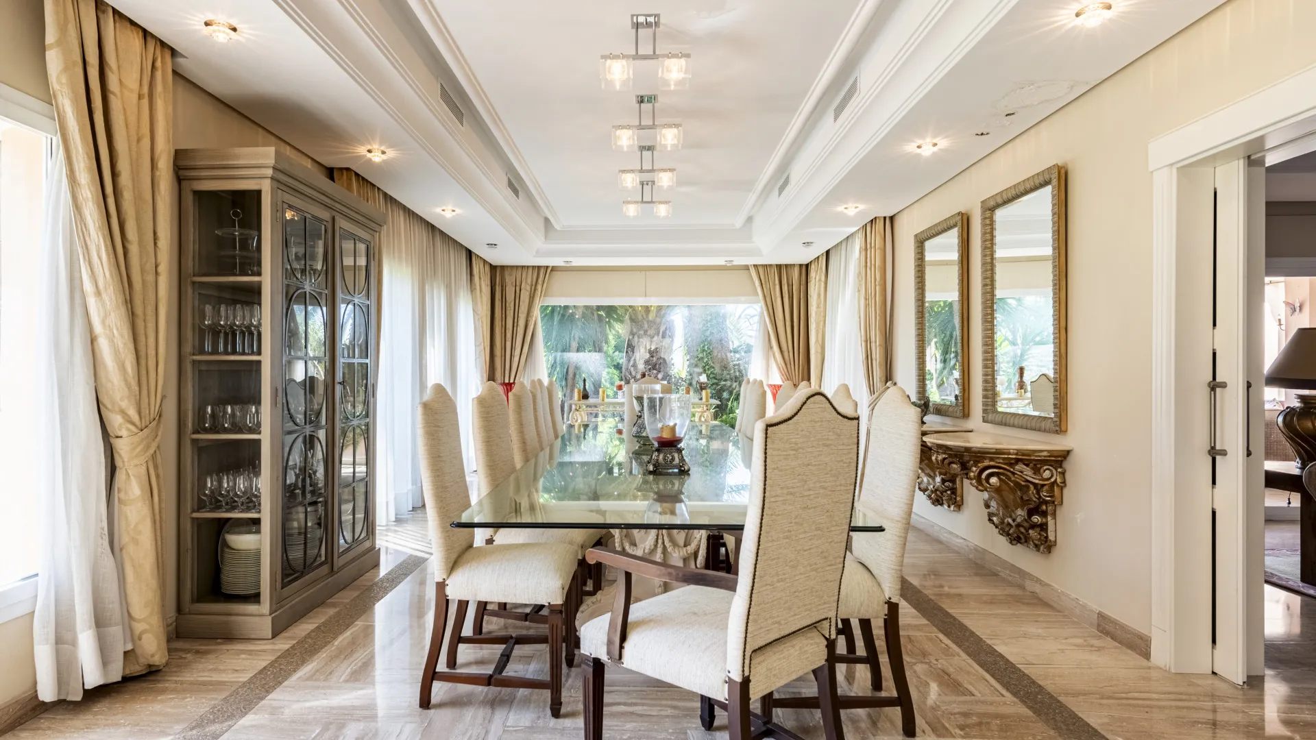 Buy villa in Estepona