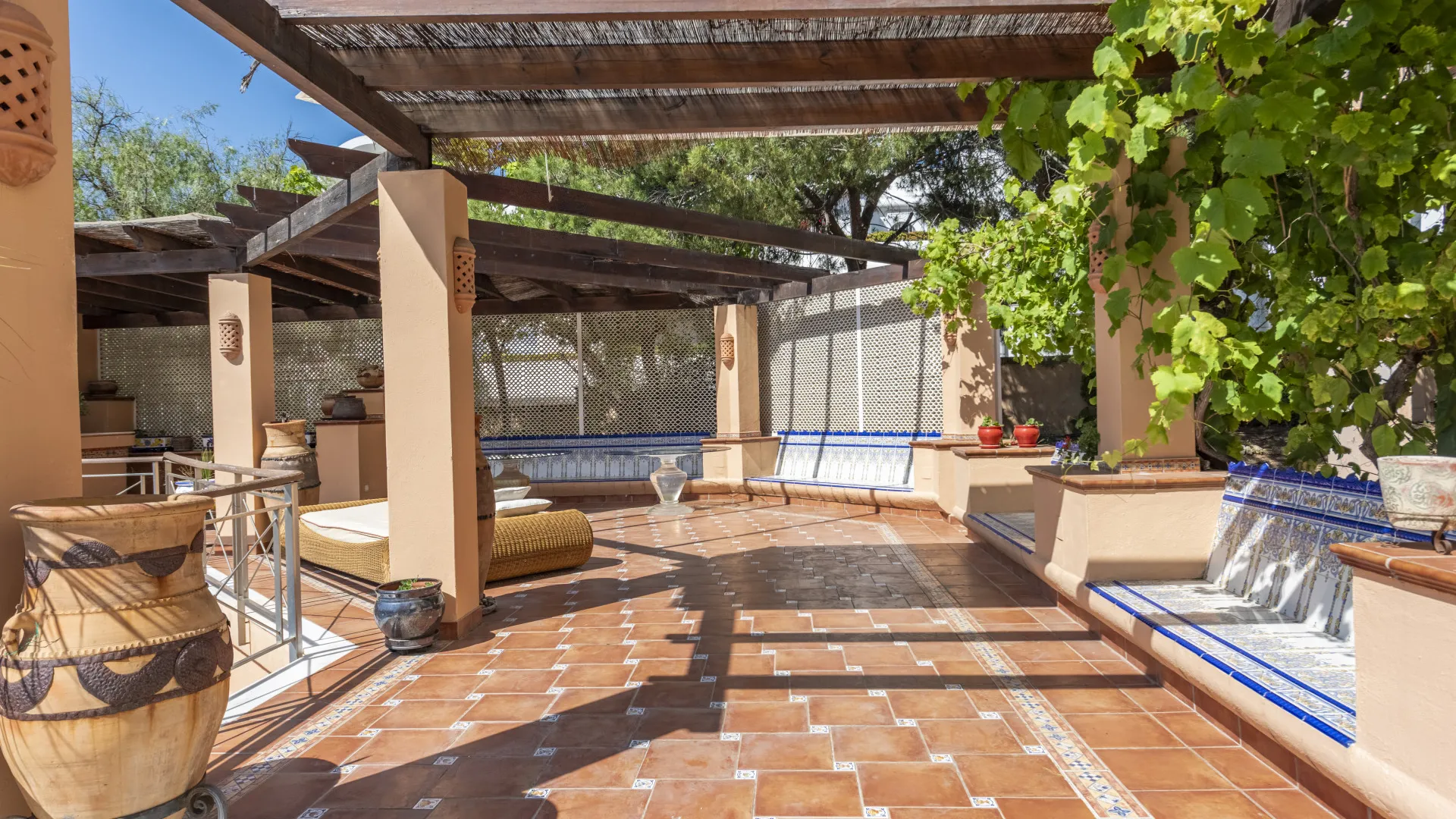 Buy villa in Estepona