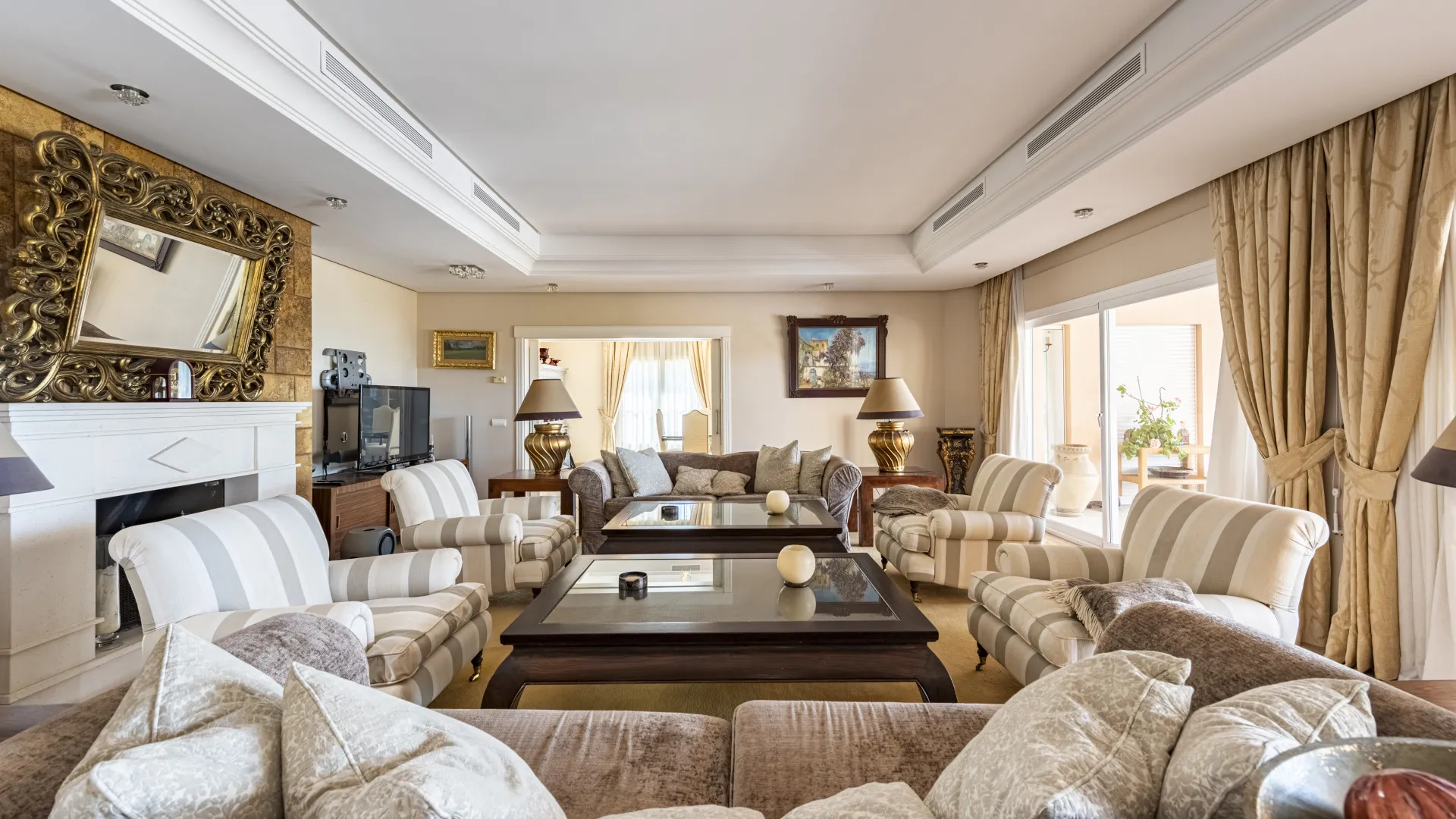 Buy villa in Estepona