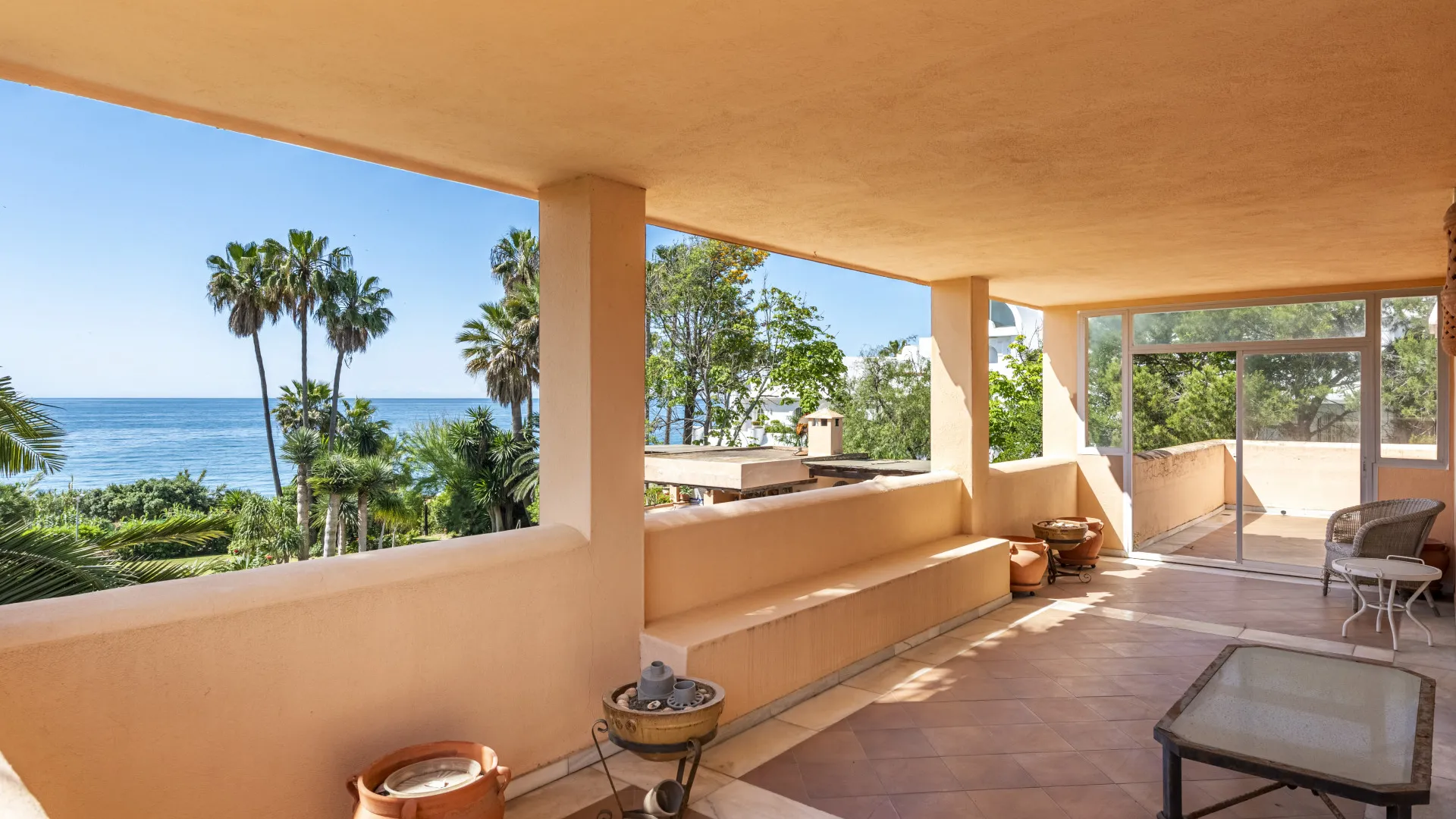 Buy villa in Estepona