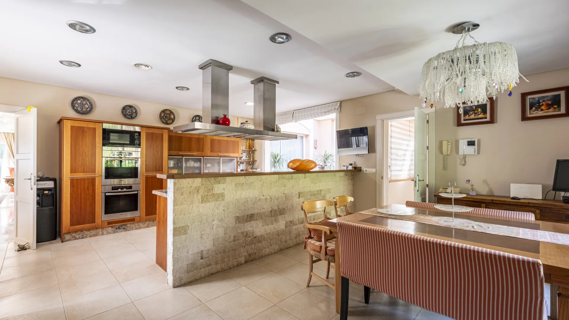 Buy villa in Estepona