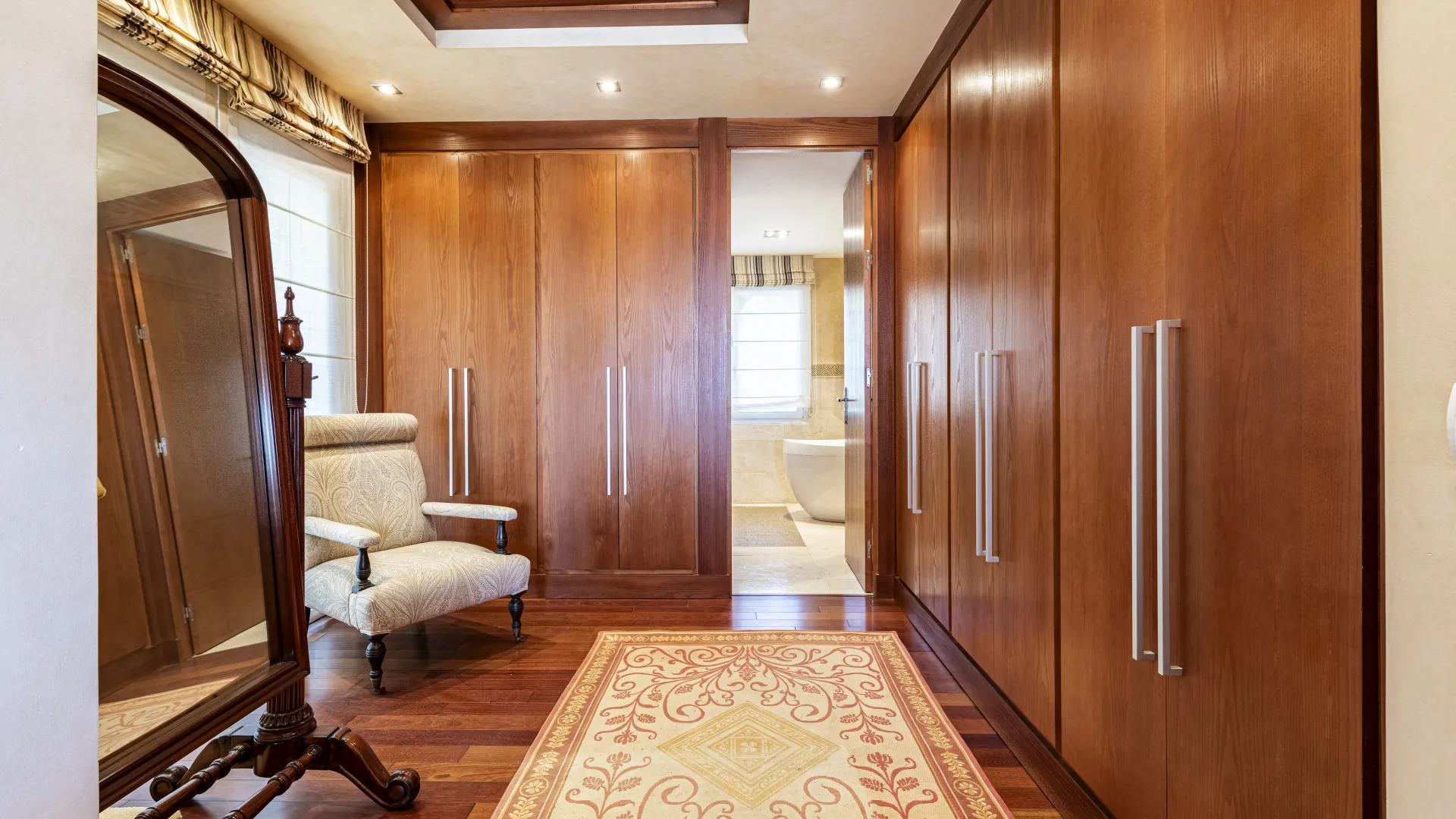 Buy villa in Estepona