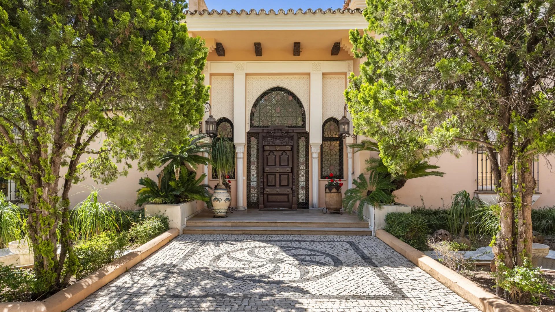 Buy villa in Estepona