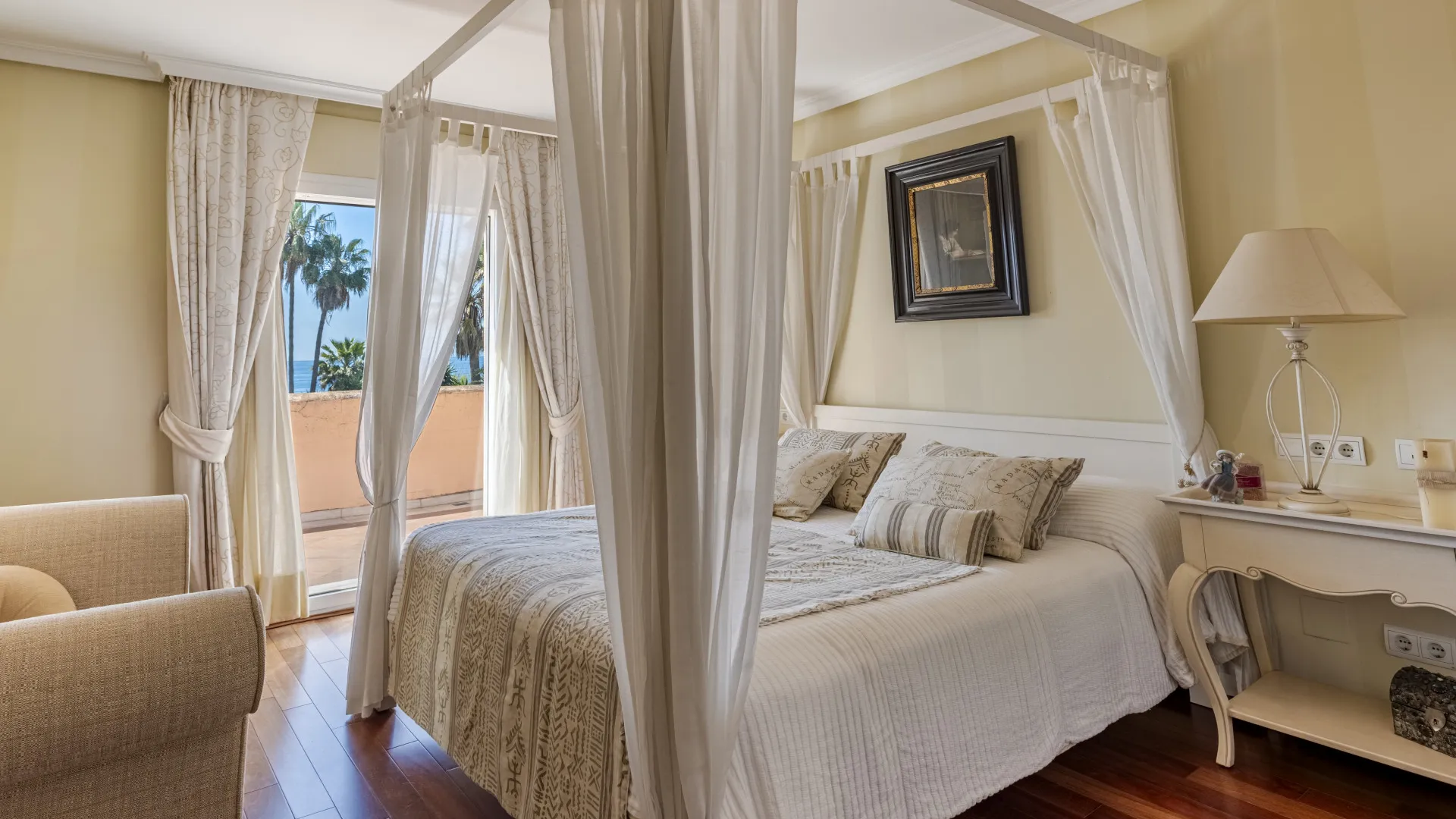 Buy villa in Estepona