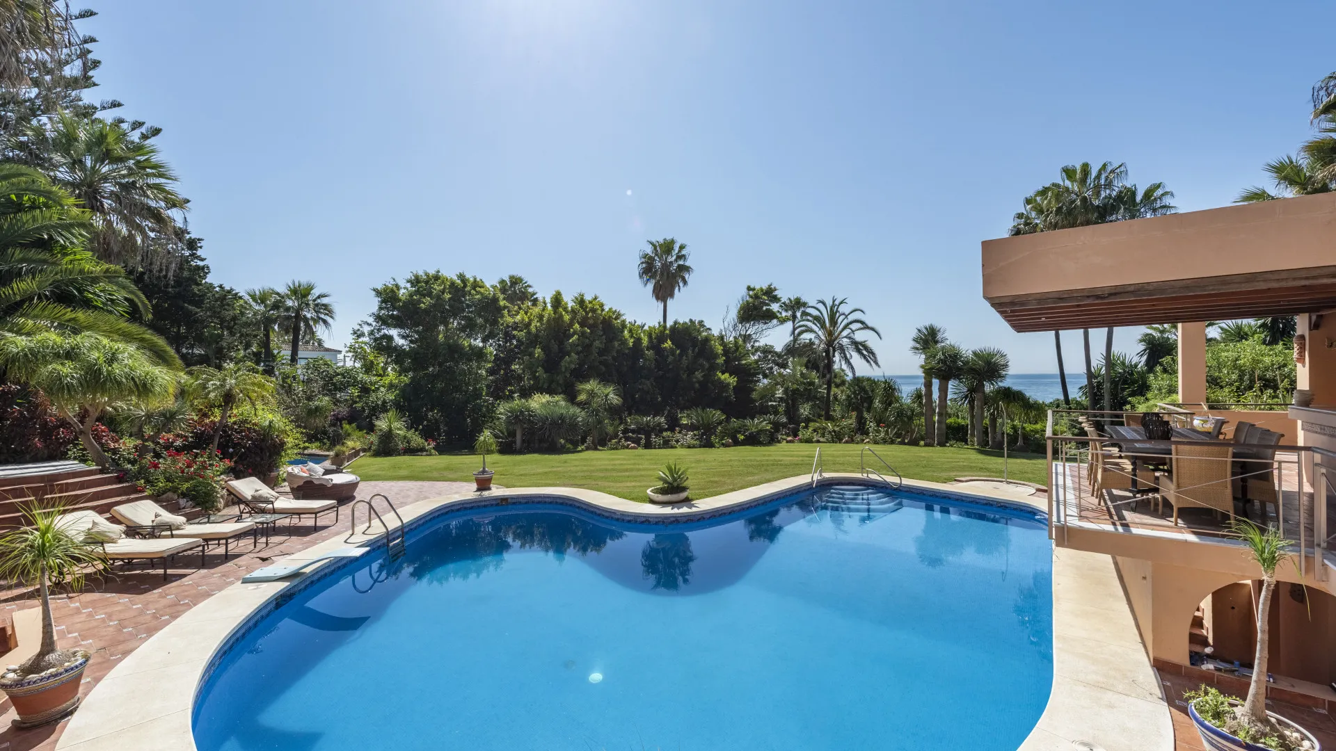 Buy villa in Estepona