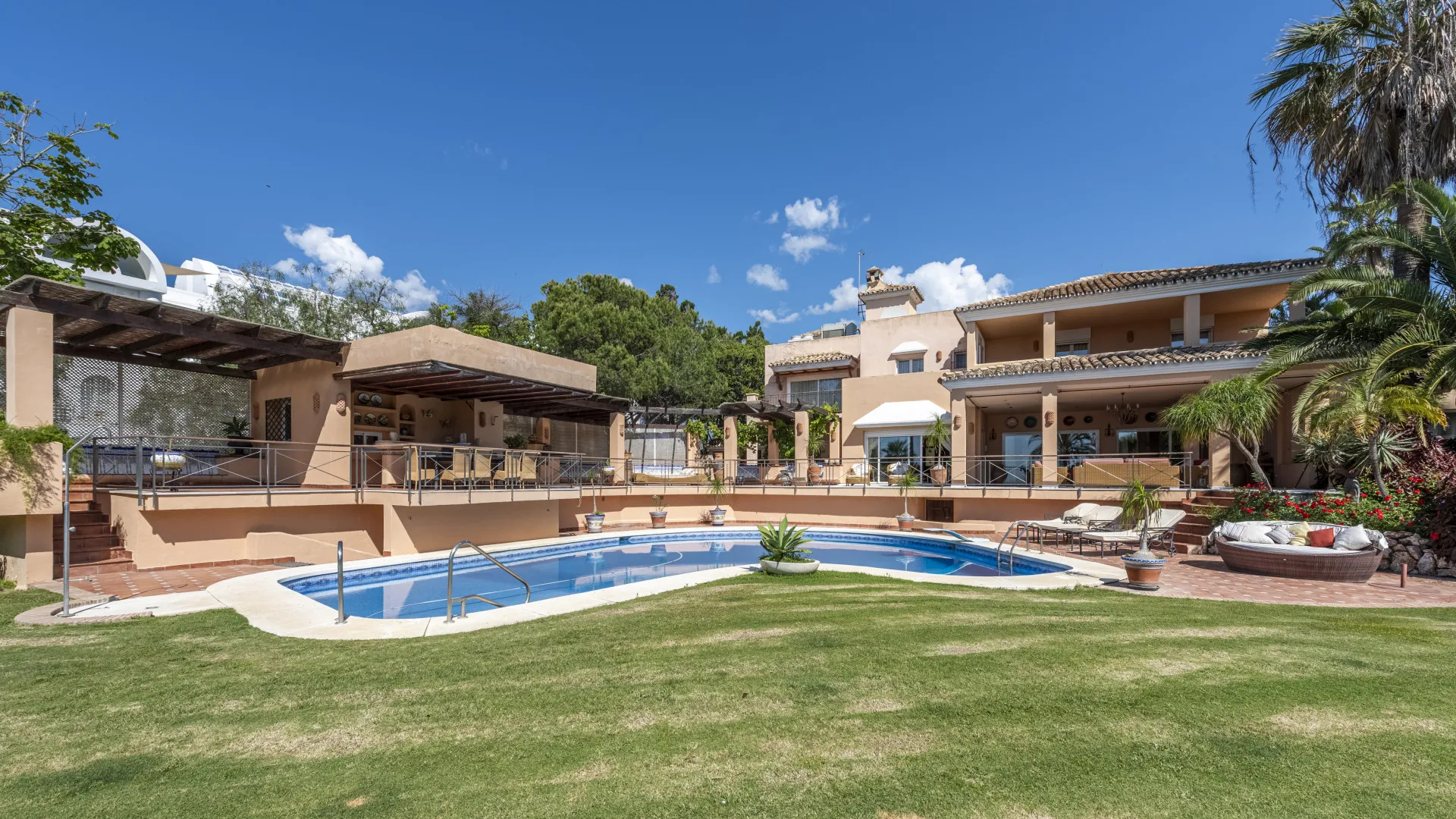 Buy villa in Estepona