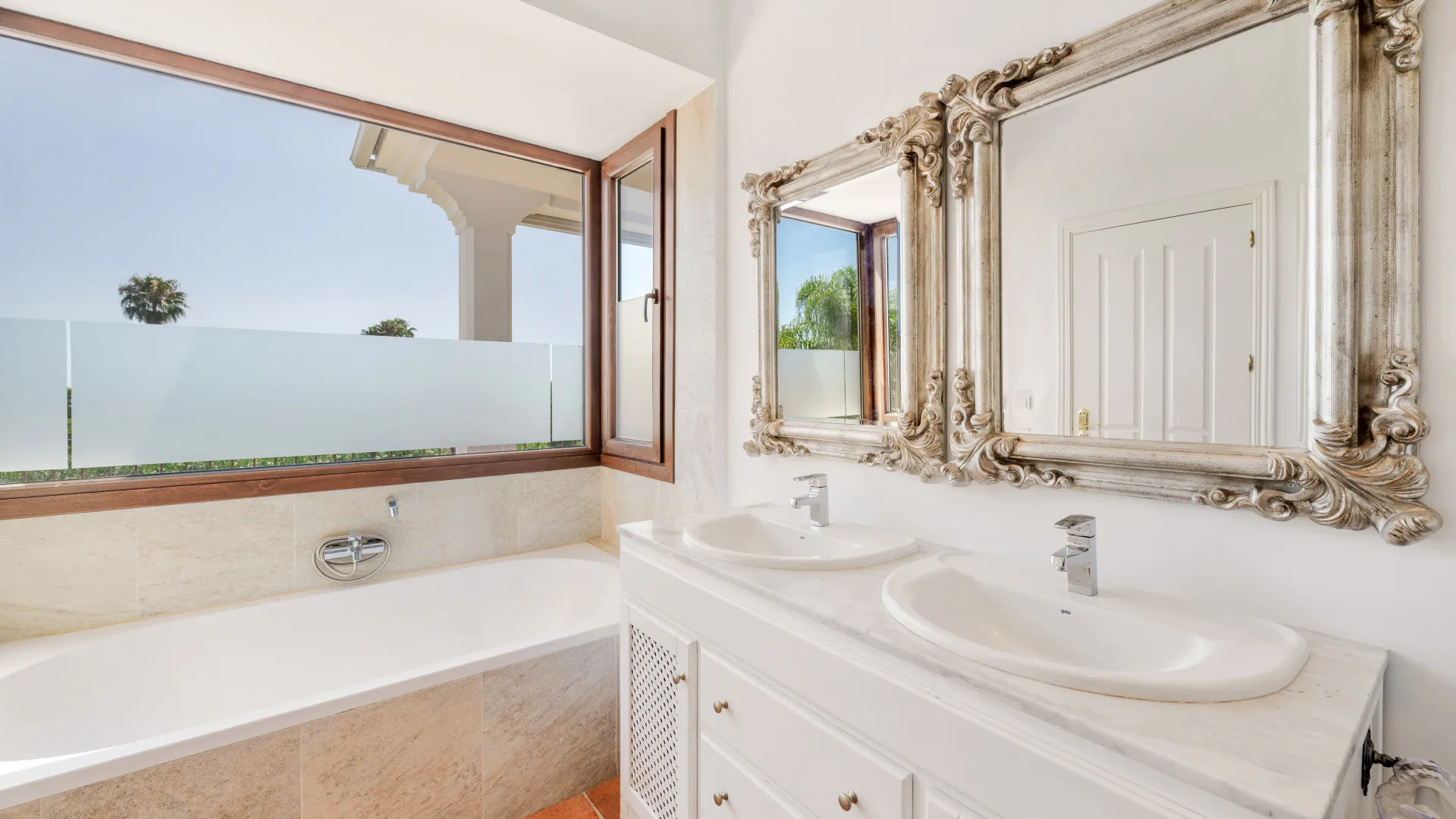 For sale villa with 5 bedrooms in Marbella Golden Mile